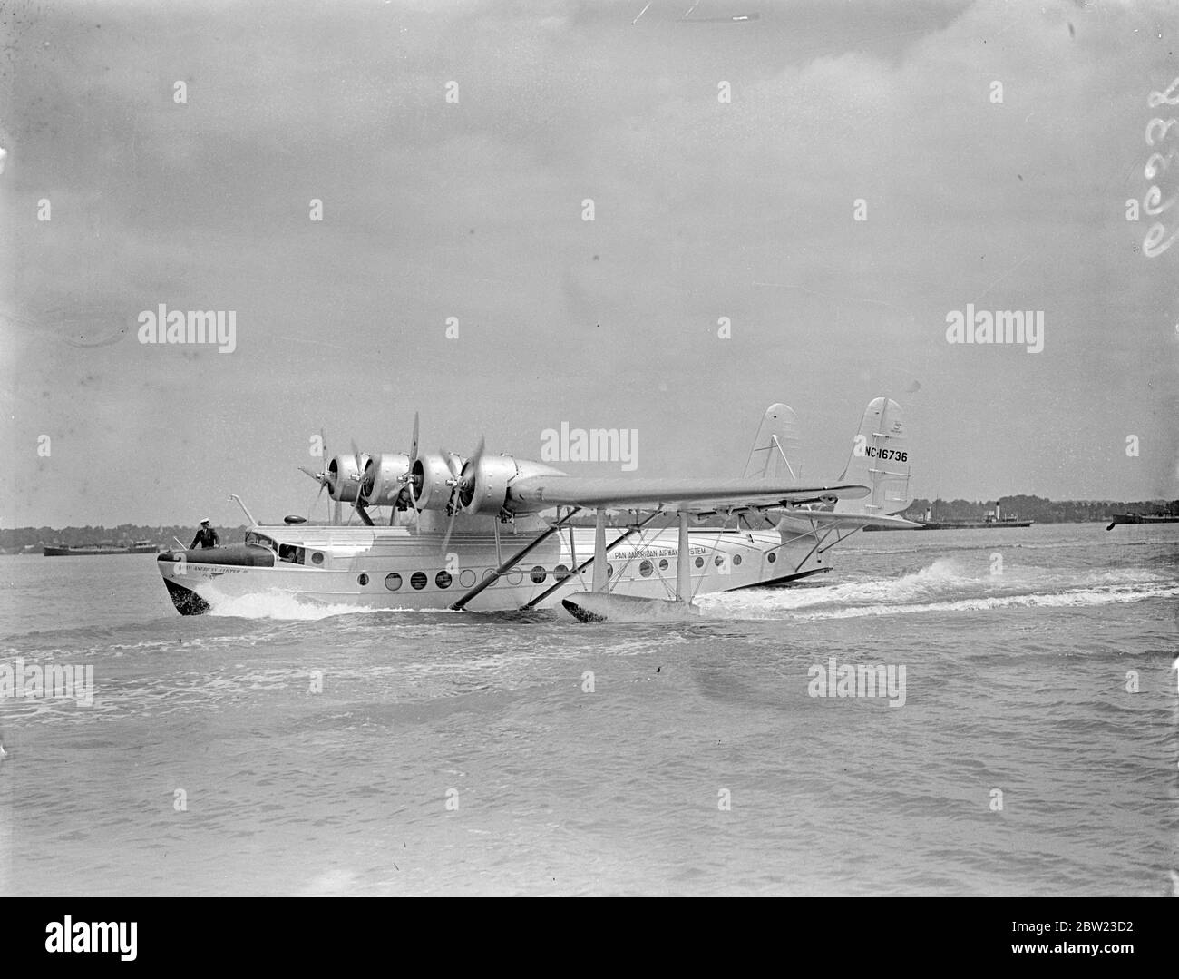 Le bateau volant panaméricaine , Clipper III débarquant à Southampton. L'avion a accompli le premier vol Atlantique à deux voies et est arrivé à Southampton de Foynes , Irlande, à la fin du voyage. L'équipage a été accueilli par des représentants du gouvernement et de l'Imperial Airway. 8 juillet 1937. Banque D'Images