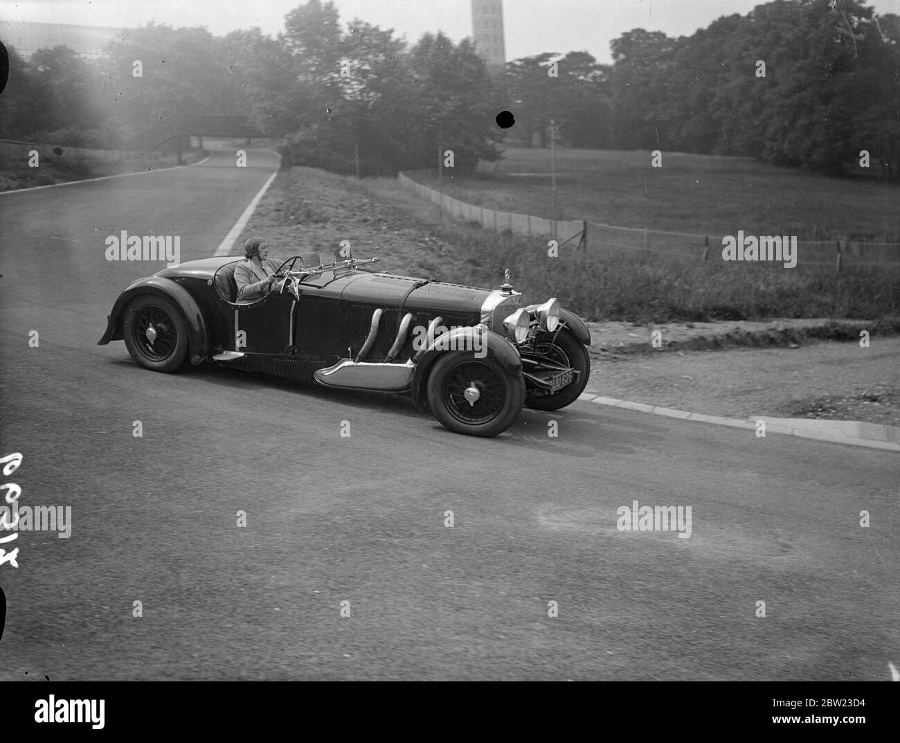 Mme Roy ( Marjorie ) Eccles faisant son circuit de la piste de course. La première femme pilote de course à concourir sur le nouveau parcours , elle a conduit sa Mercedes sur le circuit de course de Crystal Palace quand elle a fait une inspection de la piste. 7 juillet 1937. Banque D'Images