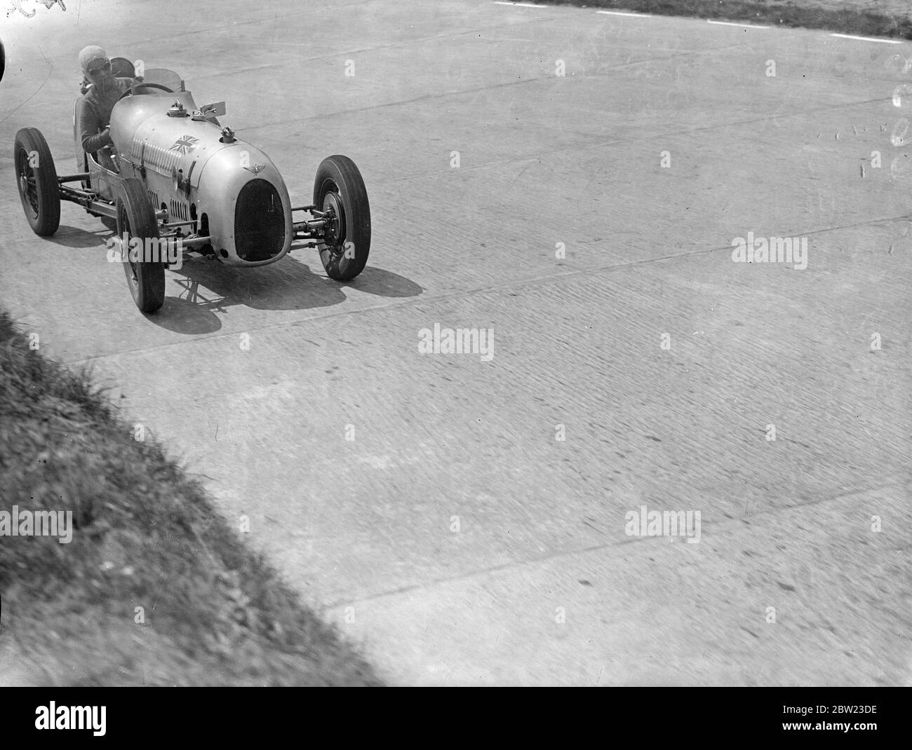 Mme Kay Petre sur le virage en épingle à cheveux de la colline d'essai pendant la pratique à Brooklands pour la réunion de course sur le circuit Campbell samedi prochain. Ce sera la première fois que les femmes pilotes prennent part. 8 juillet 1937. Banque D'Images