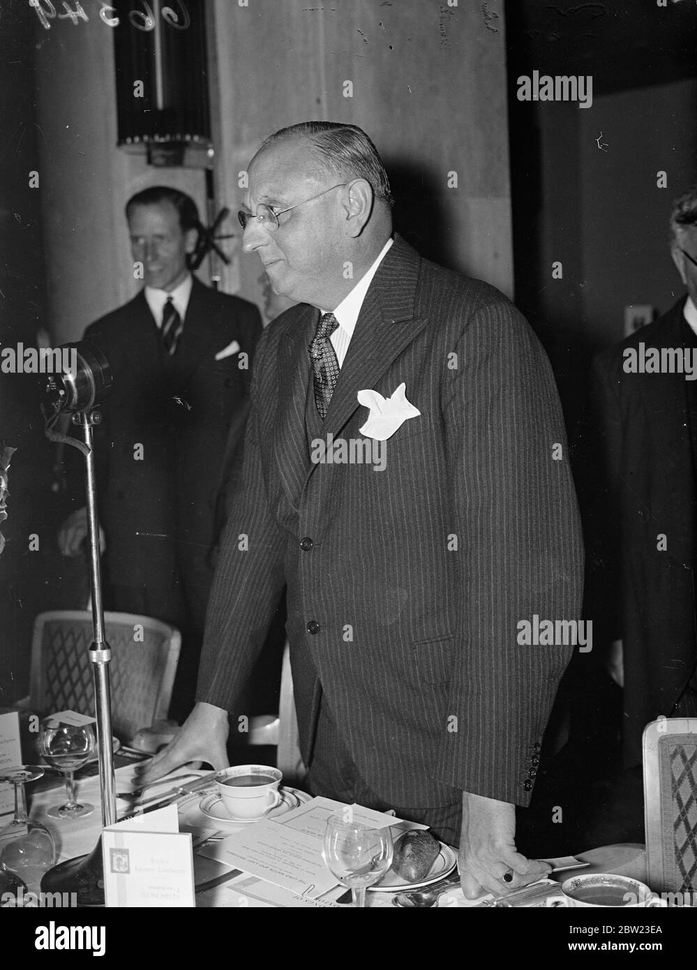 Le Dr Frank Buchmen , fondateur du mouvement du Groupe Oxford , au micro et qui a présenté les orateurs au déjeuner donné en liaison avec le Groupe Oxford à Grosvenor House , Park Lane , Londres. 8 juillet 1937. Banque D'Images