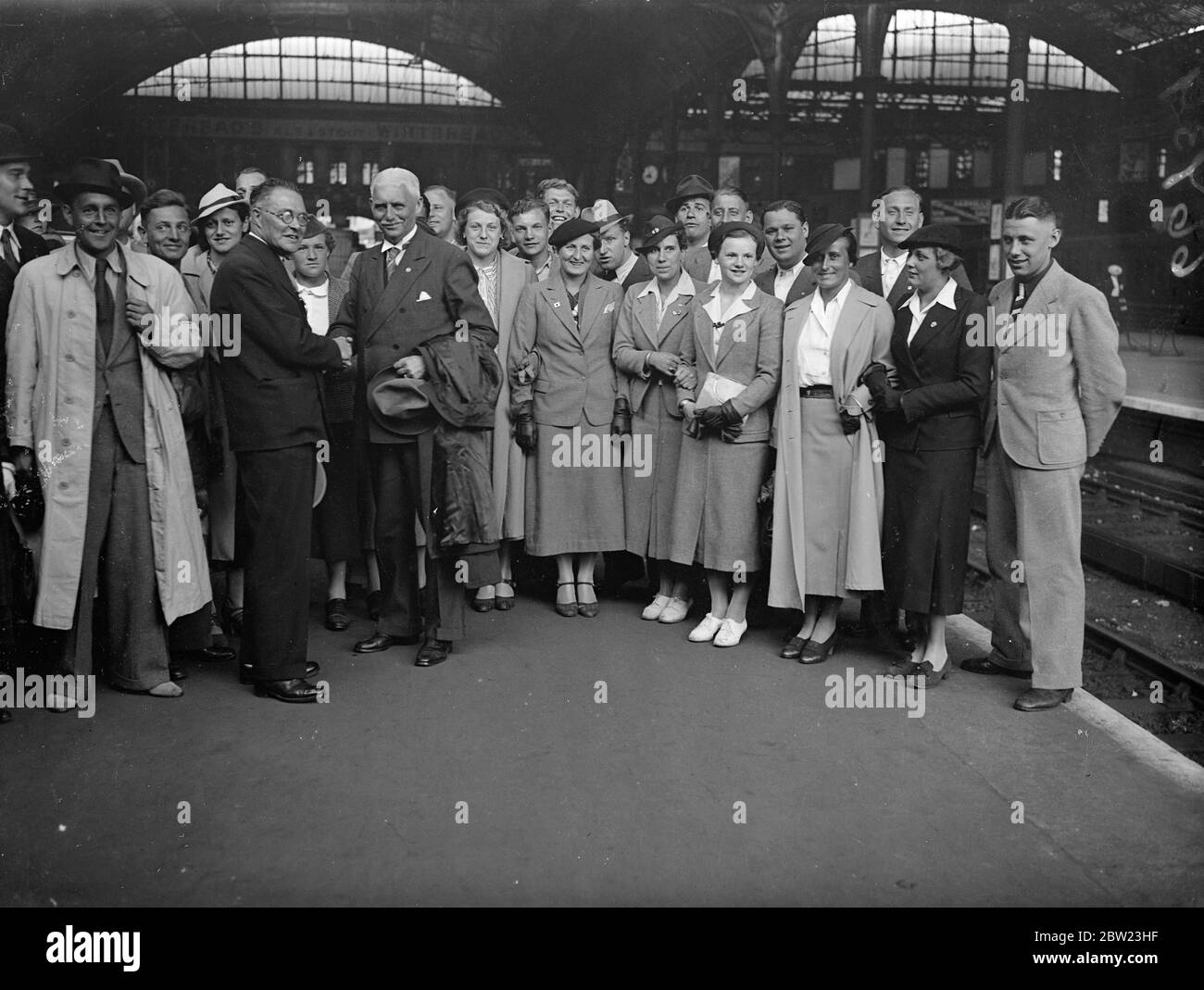 Le Président de l'Association allemande de natation , Herr Hax , a reçu M. G.T..Evershed, Président de l'Association britannique de natation amateur, à son arrivée à la gare Victoria de Berlin. 22 juillet 1937 Banque D'Images