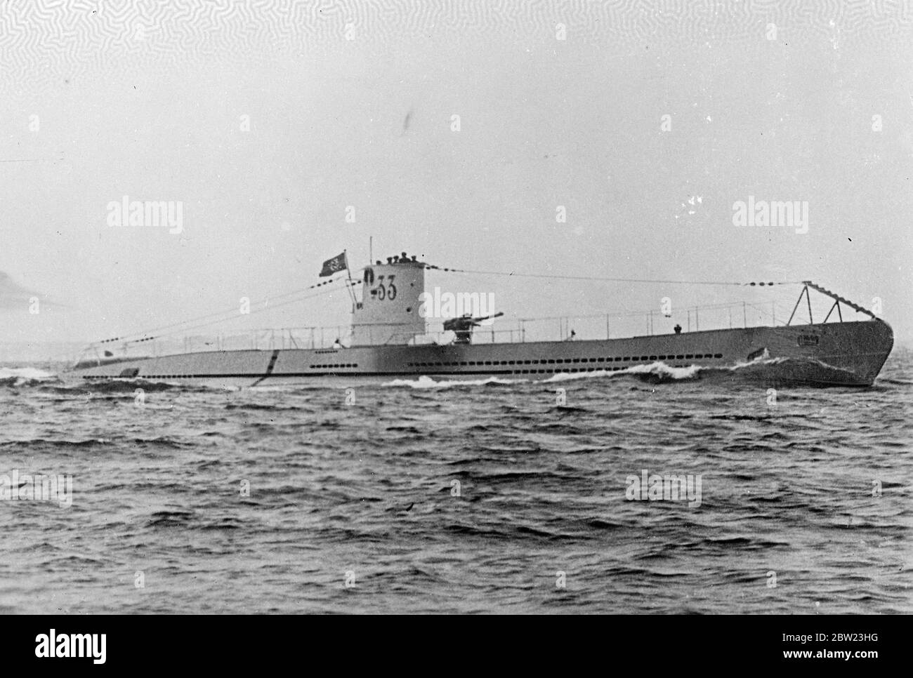 La photo montre un sous-marin allemand du type détecté au large de Portland sur la côte anglaise par le destroyer de la Marine royale HMS Wolfliver . Le destroyer réalisait des exercices de balayage de mine lorsqu'elle a détecté le sous-marin submergé. Lorsque l'ordre de surface a été ignoré deux petits détonateurs ont été tombés à la mer . 21 juillet 1937 Banque D'Images