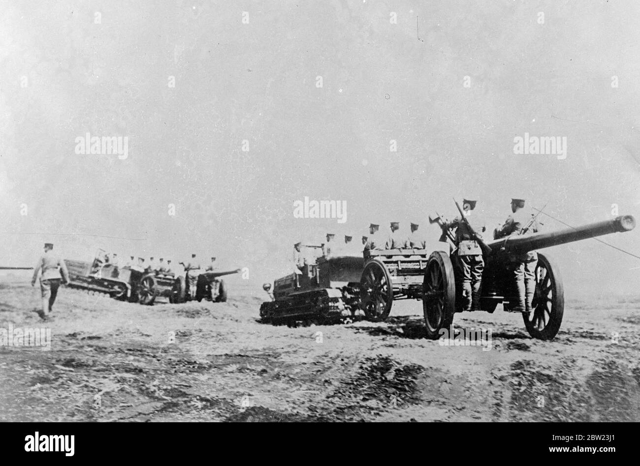 Les troupes japonaises déplacent l'artillerie avec des véhicules à moitié - tractés pendant les manœuvres. 21 juillet 1937 Banque D'Images