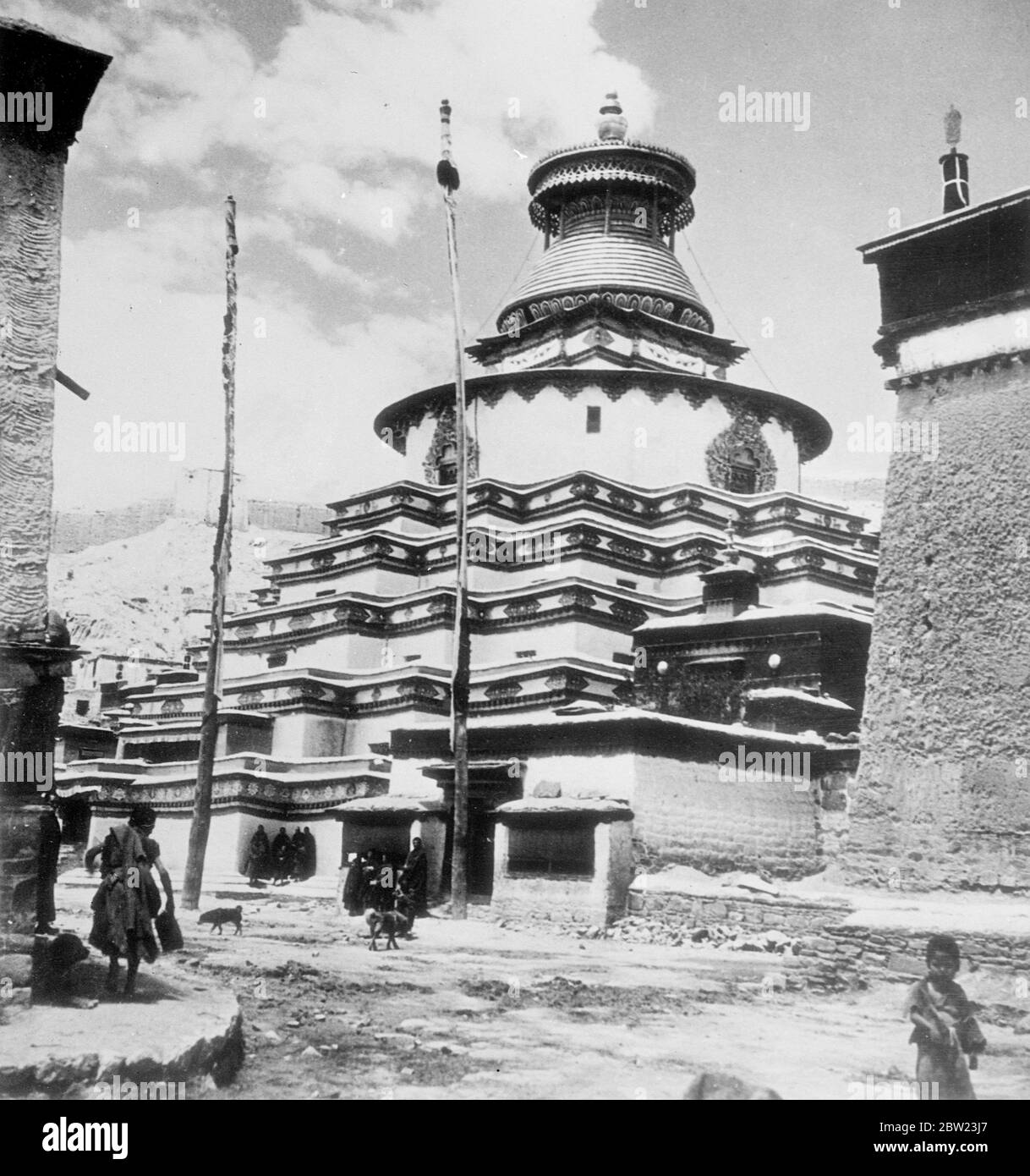 Dans le pays peu connu des Lamas. Ces photos ont été faites par des membres d'une expédition envoyée dans la 'Terre interdite' des Lamas, le Tibet, le mystérieux pays qui borde l'Inde et la Chine. Ce n'est qu'après cinq ans de négociations que l'expédition a été autorisée à visiter Lhassa, la ville sainte, où seulement une douzaine d'hommes blancs sont connus pour être entrés. Expositions de photos, le Grand Choten (Sanctuaire) , le plus grand du Tibet et l'un des centres de pèlerinage. Il est situé dans la Lamasery de Pal Kor Chode à Gyantse, troisième plus grande ville du Tibet. Banque D'Images