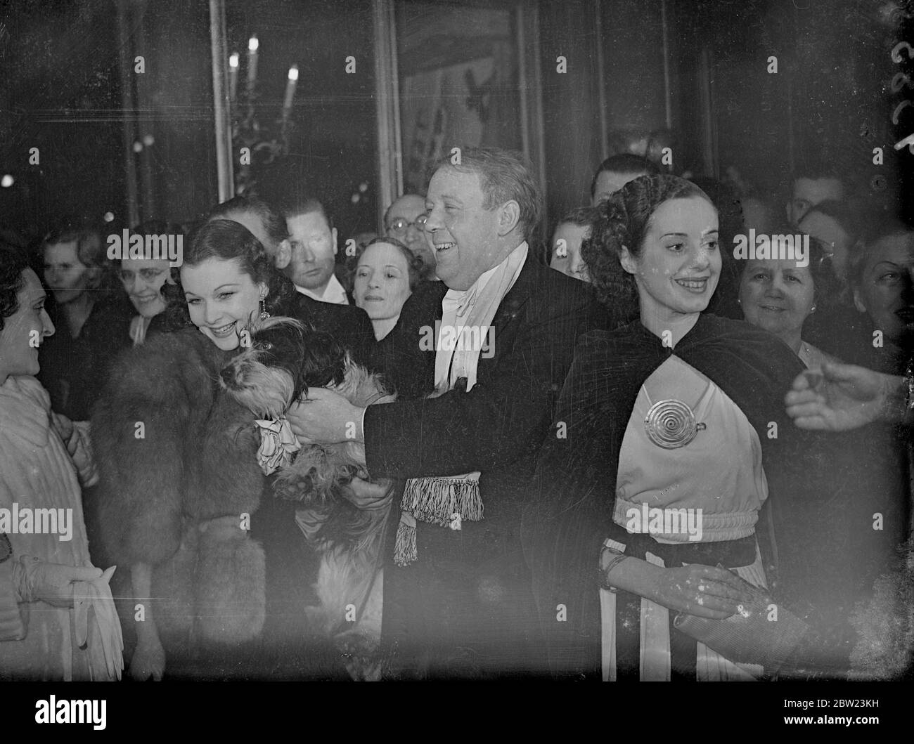 Charles Laughton et un chien acteur à la première de son nouveau film. Le nouveau film de Charles Laughton, « Vessel of Wrath », a été présenté en première à la Regal, Marble Arch. Photos, Charles laughton et Vivienne Leigh avec Dudley, le chien qui apparaît dans le film et qui a été autorisé hors de quarantaine spécialement pour assister à la première. 24 février 1938 Banque D'Images