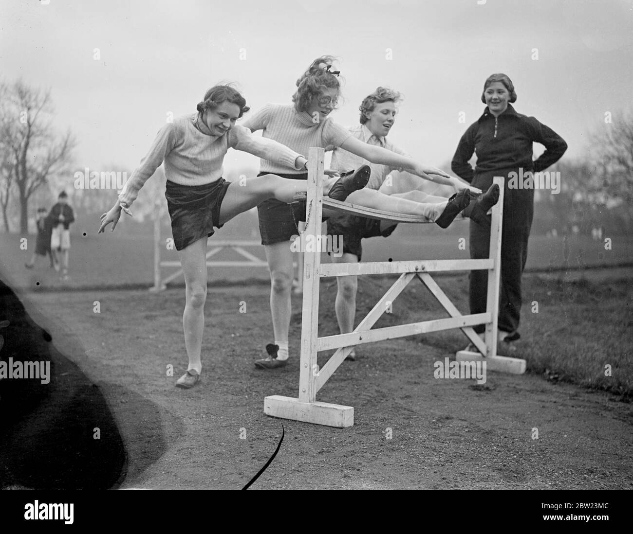 Se préparer à « passer » de manière importante. Les membres du club d'athlétisme féminin du parc Victoria ont passé un dimanche énergique à Victoria Park, s'entraîner pour la saison à venir. Photos, de gauche à droite, Connie Aust, Eve Stevens et Violet Knight se tailler pour les haies. 20 février 1938 Banque D'Images