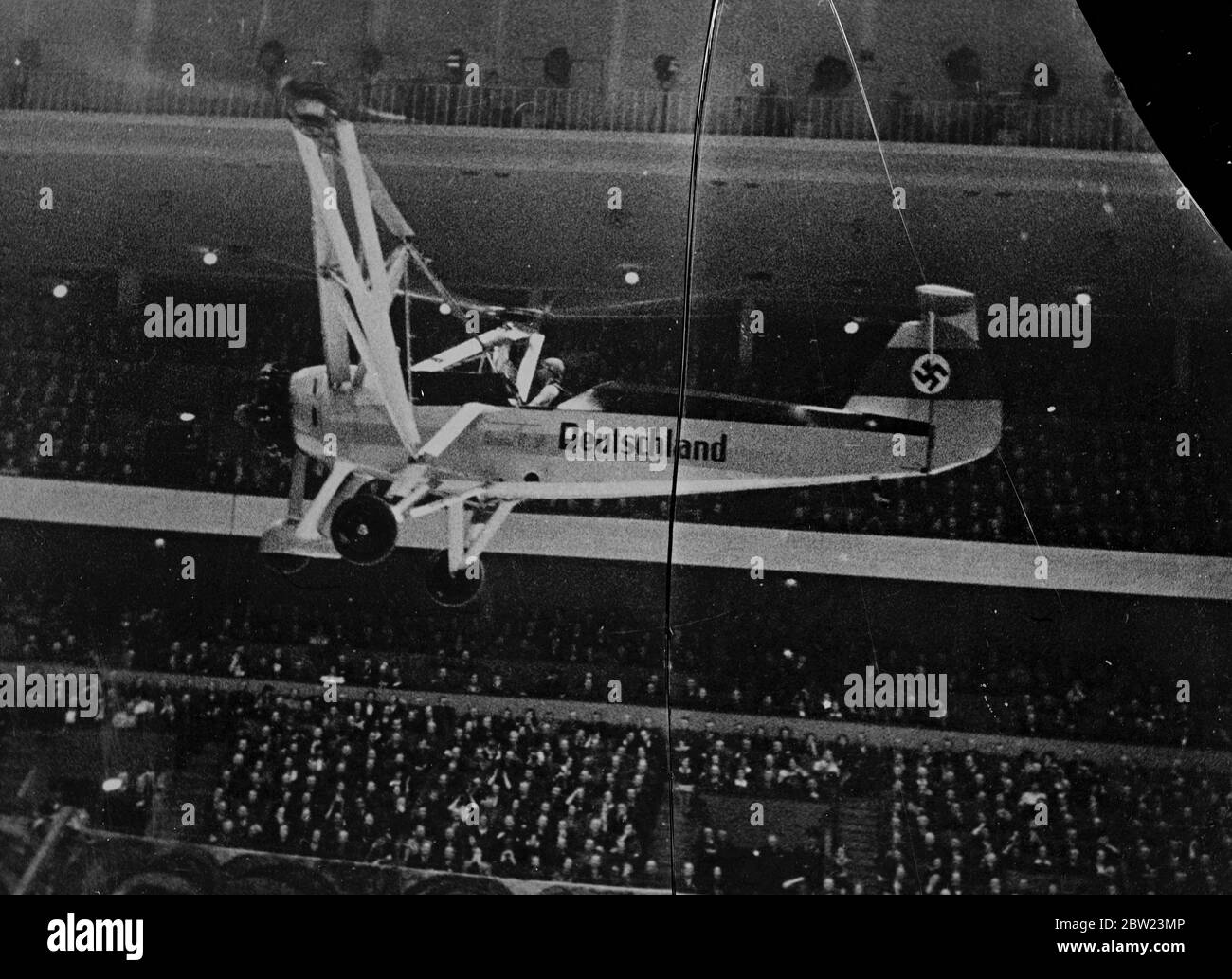 Femme fait l'histoire de l'avion est le premier vol intérieur au monde. Hanna Reitsch, la femme aérienne allemande, a fait l'histoire aéronautique lorsqu'elle a accompli le premier vol intérieur surveillé par 10,000 personnes dans l'Allemagne Halle, Berlin. En utilisant un Focke Wulf autogyro, Frauléin Reitsch a décollé, a volé en haut et en bas du hall, a manoeuvré habilement, et a atterri. 22 février 1938 Banque D'Images