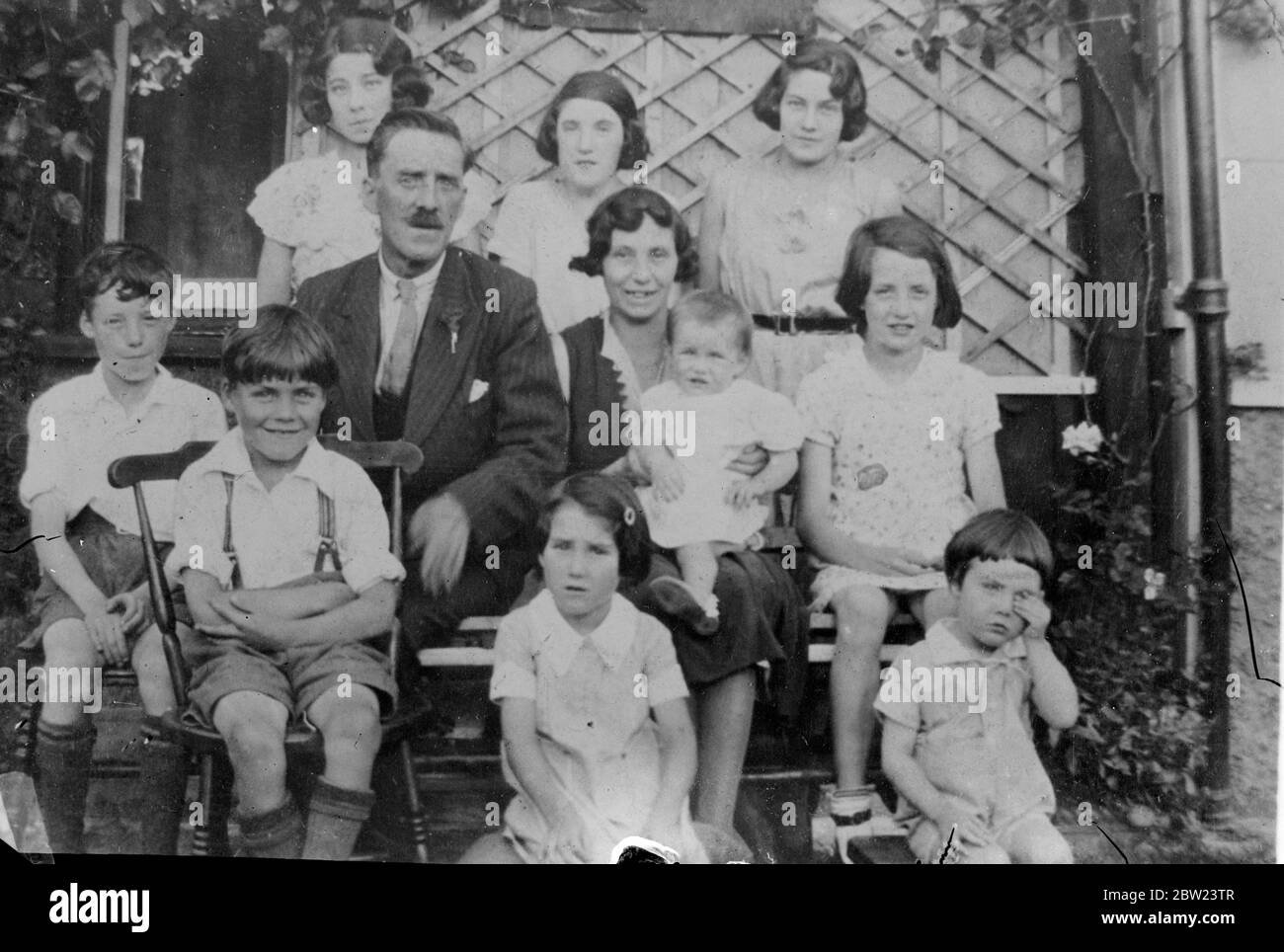 Jeunes filles au bord de la mer Banque d'images noir et blanc Alamy