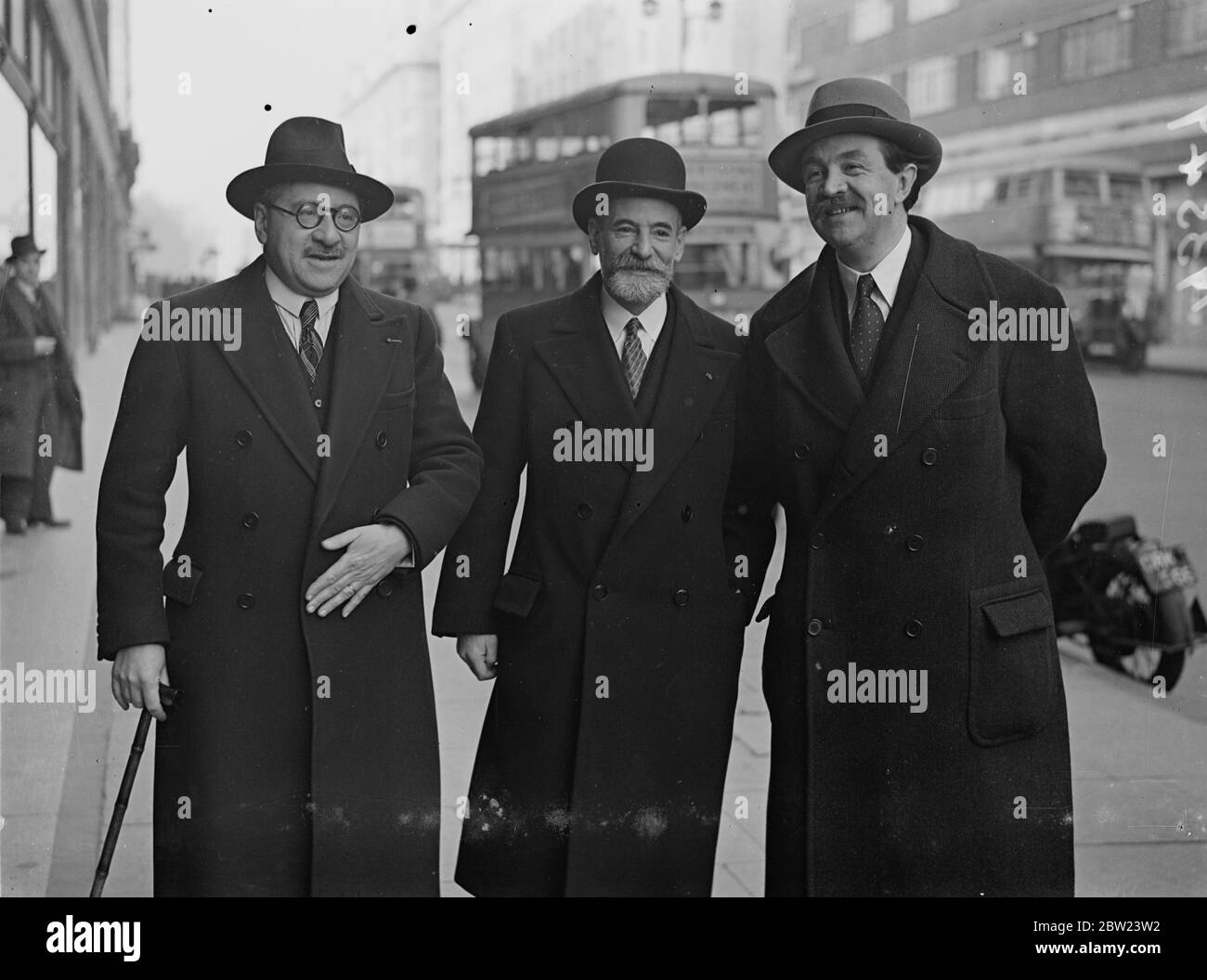Délégués français à l'Assemblée populaire internationale de Londres. La première séance plénière de l'Assemblée populaire internationale "pour décider des mesures que les peuples du monde peuvent prendre pour aider la Chine et pour arrêter l'agression japonaise" s'est tenue à la British Industries House, Oxford Street. L'Assemblée est organisée par la campagne internationale pour la paix et présidée par Lord Cecil et M. Pierre Cot, ancien ministre français de l'Air. Expositions de photos, délégués français arrivant de gauche à droite, Professeur Cassin, M Rivollet, M Gabriel Cudenet, Vice-Pres de l'Union de la Ligue des Nations française. 12 février 1938 Banque D'Images