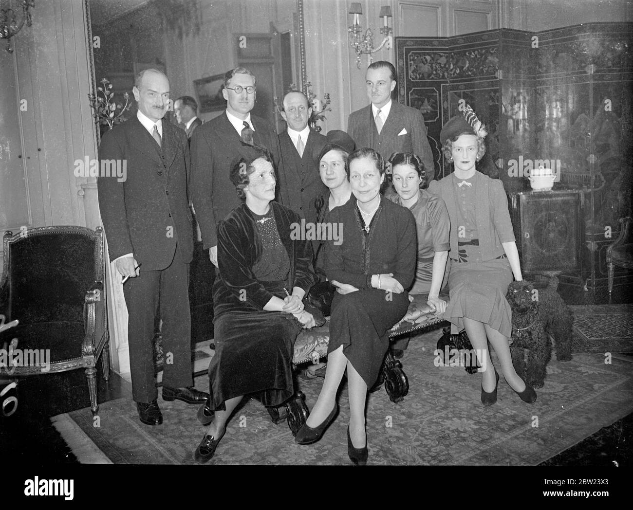 George Eyston, le plus rapide des déjeuners de pilotes automobiles au monde avec des tables de chevet à Paris. George Eyston avec Mme Eyston , qui sont actuellement en visite à Paris, étaient les invités d'honneur lors d'un déjeuner donné à la maison de Mons Achille Fould, ministre français, adjoint et ancien, dans sa magnifique maison sur l'avenue Henri Martin. La photo montre de gauche à droite, (assis) Mme Eyston, Mme Achille Fould et la députée Lady Gifford Foz. De gauche à droite, (debout) Dount de Cambaeeres, Président de la Steeplechase, Association française, M. George Eyston, M. Achille Fould, Vice-ministre et Premier ministre, et Mons Morans, Ambassad française Banque D'Images