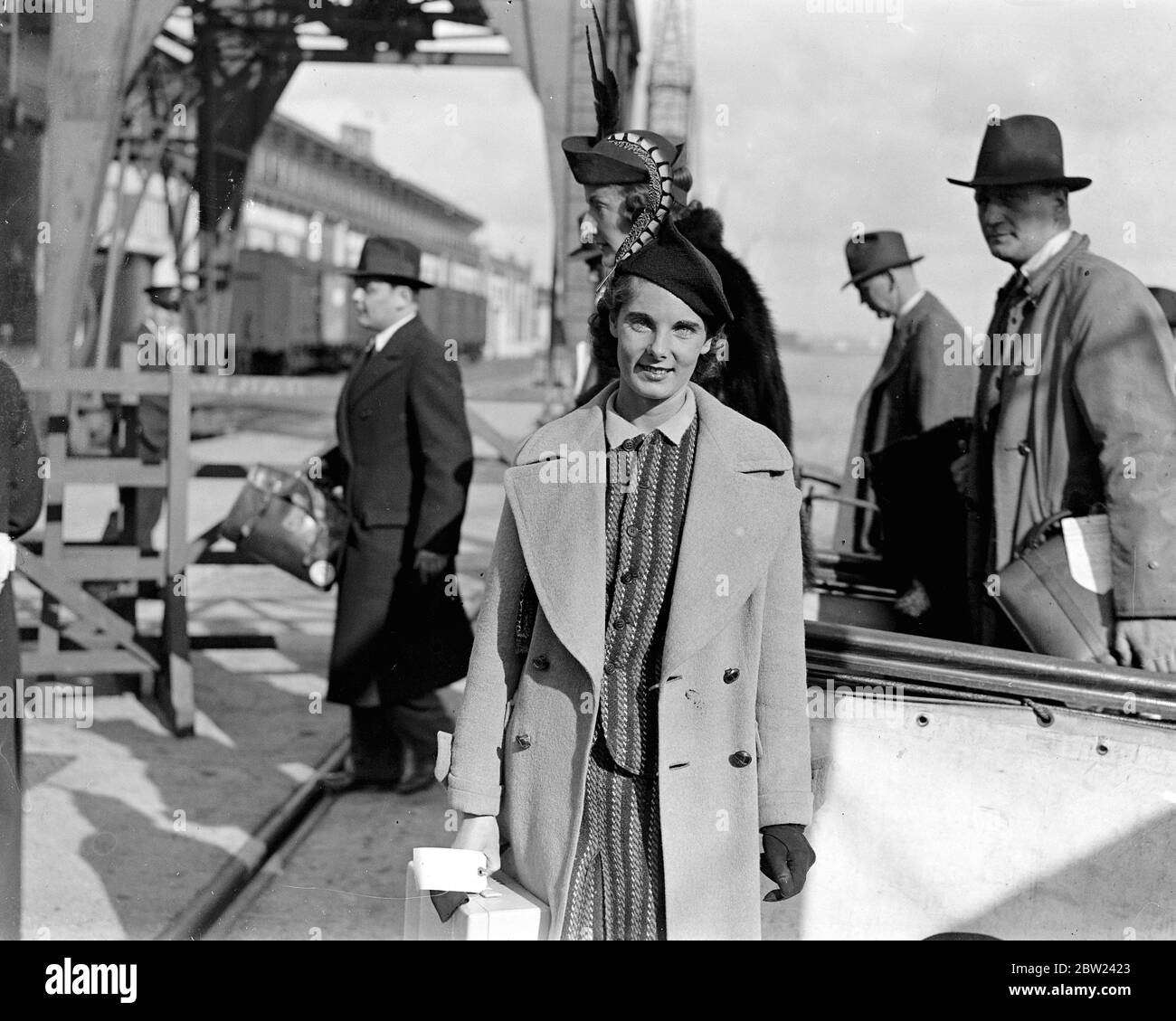 Mlle Kay Stammers, joueur de tennis britannique, est arrivée à Southampton sur le paquebot normand d'Amérique. Spectacles photo: Miss Kay, avec une plume dans son chapeau quand elle a atterri à Southampton. 17 octobre 1938 Banque D'Images