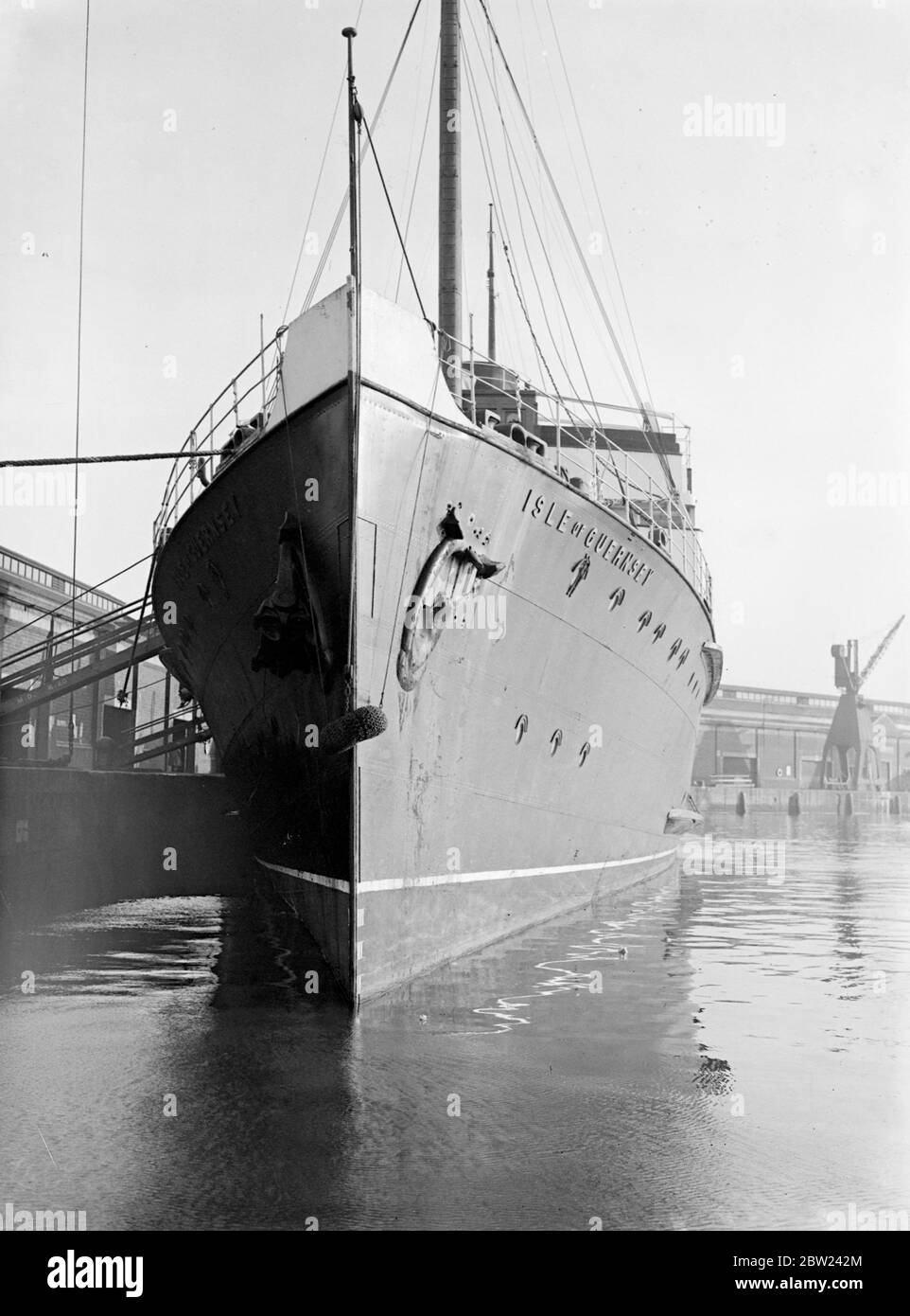 Le navire à vapeur du Southern Railway, l'Isle of Guernesey, est arrivé à Southampton huit heures en retard après un accident de son réseau de gales à Guernesey, où elle a été gravement endommagée à son entrée dans le port. Venant du maillot et en direction de Southampton, elle est entrée dans le port de fort St Peters à Guernesey dans un solide gale occidental qui a frappé la tête de pierhead. Les arcs ont été endommagés, l'ancre a été déchirée de ses exploitations, et un carré entier de 5 pieds a été déchiré dans le côté tribord. Elle a été retenue à Guernesey pour réparation. Expositions de photos : arcs endommagés de l'île de Guernesey après son arrivée à Southampton. 5 octobre 1938 Banque D'Images