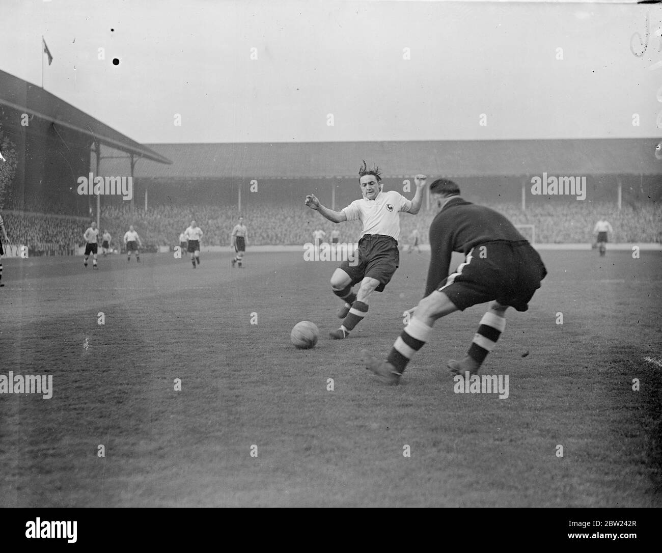Tottenham Hotspur a rencontré Fulham dans un match de deuxième division de Londres à White Hart Lane. Photos: Turner, le gardien de but Fulham gagne juste la course pour le ballon avec A.E.Hall, les Spurs à l'intérieur à gauche. 15 octobre 1938 Banque D'Images
