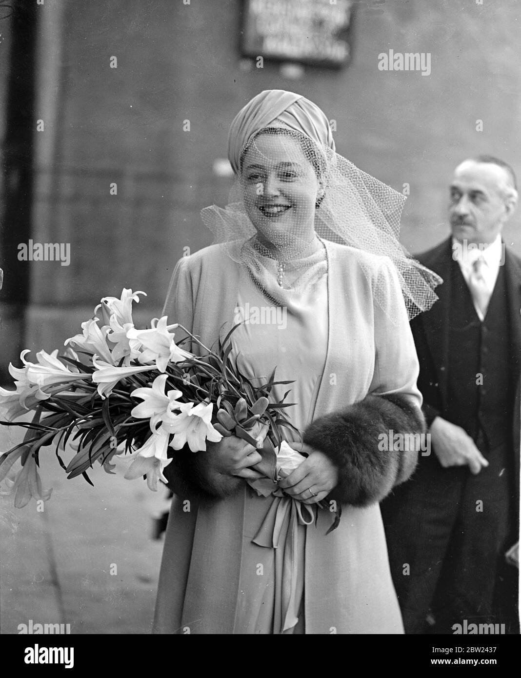 La princesse Marie Clotilde Eugénie Albert Laetitia Geneviève Napoléon, grande petite-nièce de Napoléon Bonaparte, âgée de 26 ans, et sœur du prince Louise Napoléon, prétendeur du trône de France, s'est mariée à l'église notre-Dame de longueur, Kensington, au capitaine Serge de Witt, âgé de 46 ans, décrit comme capitaine, Lancer (Russie) et aussi comme architecte. Pour sa robe de mariée, la princesse portait une grande crêpe de soie, un manteau gris avec des fourrures de renard et un turban russe. Photos montre: La mariée comme elle est arrivée à l'église pour le mariage. 17 octobre 1938 Banque D'Images