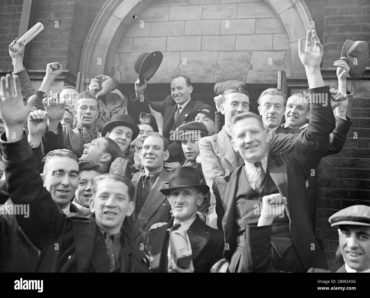 Une décision de retour au travail a été prise par les grévistes de chemin de fer de Londres lors d'une réunion de masse dans la ville de Kentish, du Prince de Galles. La réunion a été appelée à examiner les conseils donnés aux hommes par l'exécutif national du Syndicat national des cheminots pour reprendre le travail dès que possible. Séances photo: M. J.Rice, président des grévistes, sous la présidence de la commission à sa sortie de la réunion. 15 octobre 1938 Banque D'Images