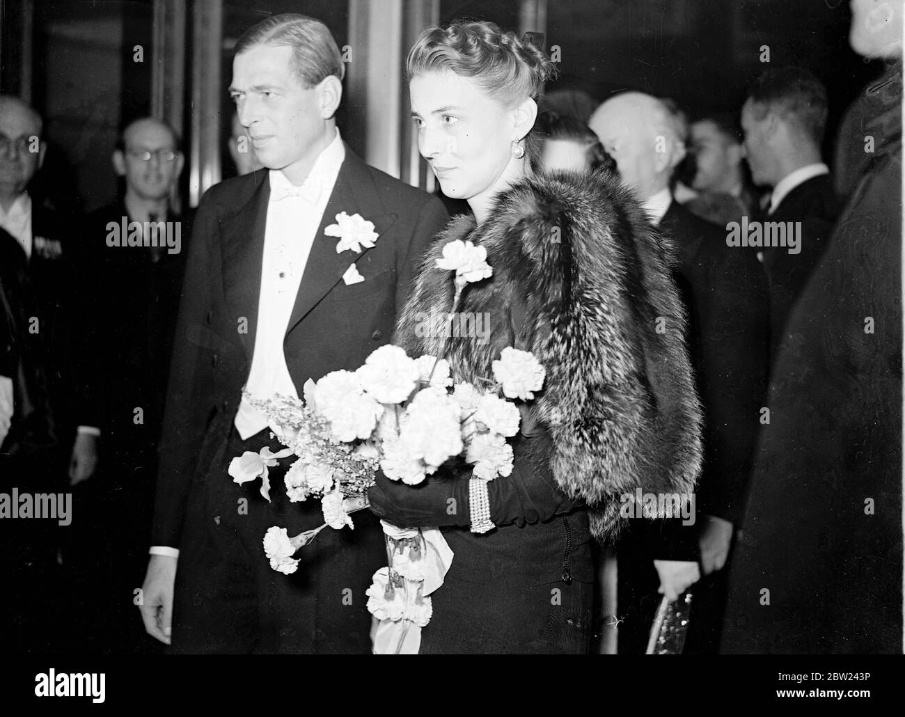 Le duc et la duchesse de Kent ont dû presque se battre à travers la foule dense de groupes quand ils sont arrivés à l'ouverture du Warner Theatre, le dernier super cinéma de Leicester Square, Où la première des aventures de Robin des Bois a été donnée à l'aide de la campagne de cancer de l'Empire britannique. Photos : le duc et la duchesse de Kent arrivent pour le premier ministre. 12 octobre 1938 Banque D'Images