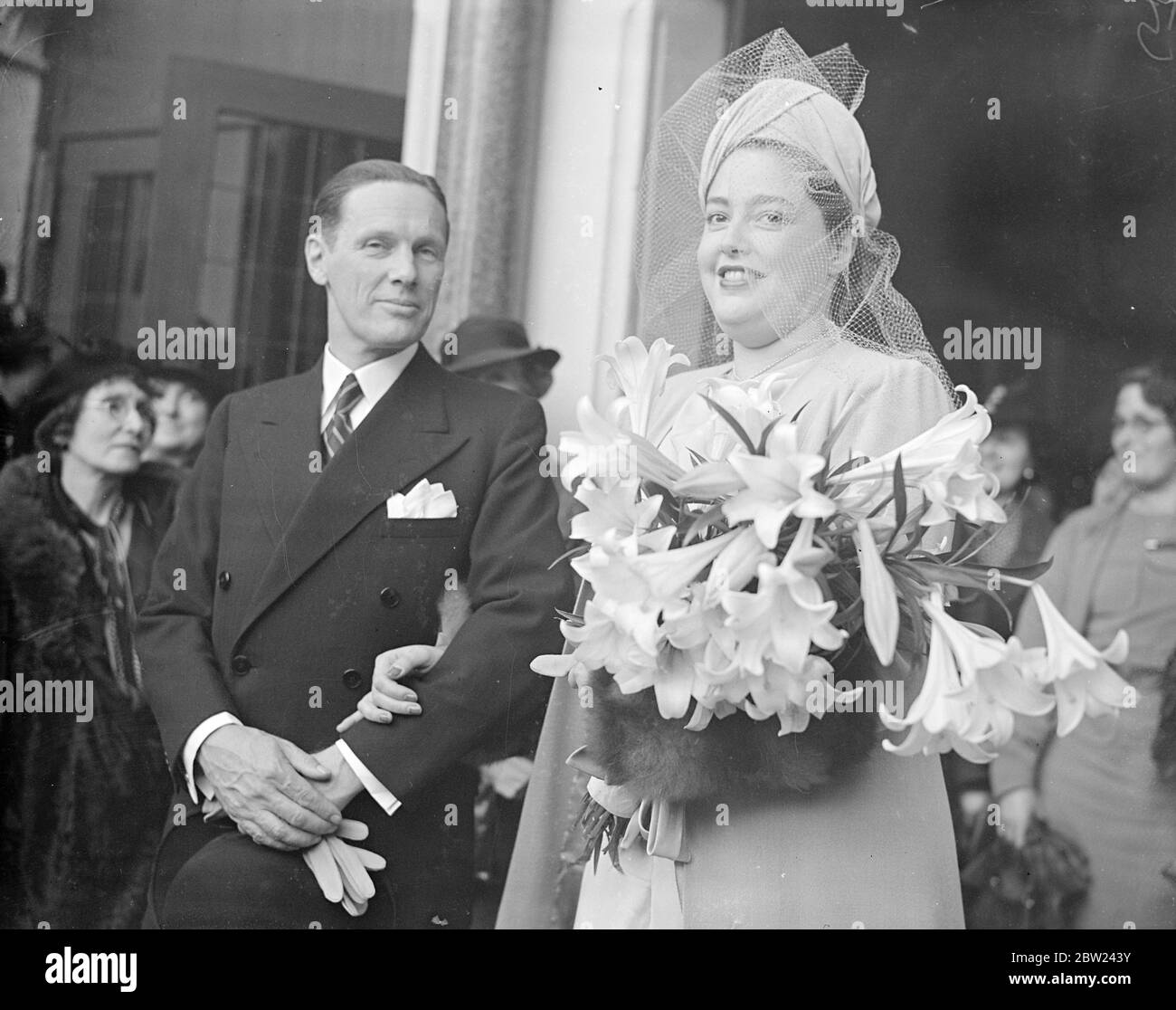 La princesse Marie Clotilde Eugénie Albert Laetitia Geneviève Napoléon, grande petite-nièce de Napoléon Bonaparte, âgée de 26 ans, et sœur du prince Louise Napoléon, prétendeur du trône de France, s'est mariée à l'église notre-Dame de longueur, Kensington, au capitaine Serge de Witt, âgé de 46 ans, décrit comme capitaine, Lancer (Russie) et aussi comme architecte. Pour sa robe de mariée, la princesse portait une grande crêpe de soie, un manteau gris avec des fourrures de renard et un turban russe. Photos montre: La mariée comme elle a quitté l'église après la cérémonie. 17 octobre 1938 Banque D'Images