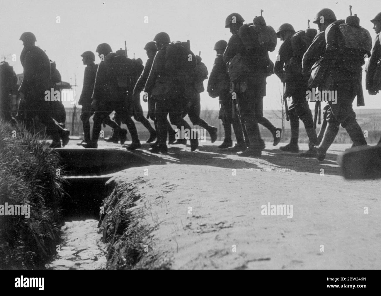 Les troupes tchèques, en casques d'acier, fusils et kits, se sont embâillés sur leurs épaules, silhouetés lorsqu'ils marchent des fortifications de Sudètes avant que les troupes allemandes ne prennent le territoire. 5 octobre 1938 Banque D'Images
