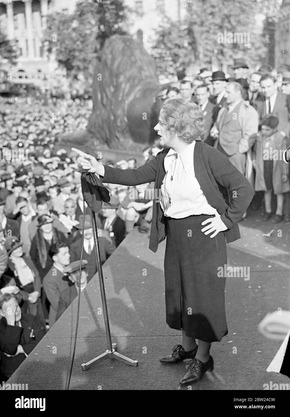 Ellen Wilkinson, la députée indépendante, s'adresse à une foule nombreuse. Banque D'Images