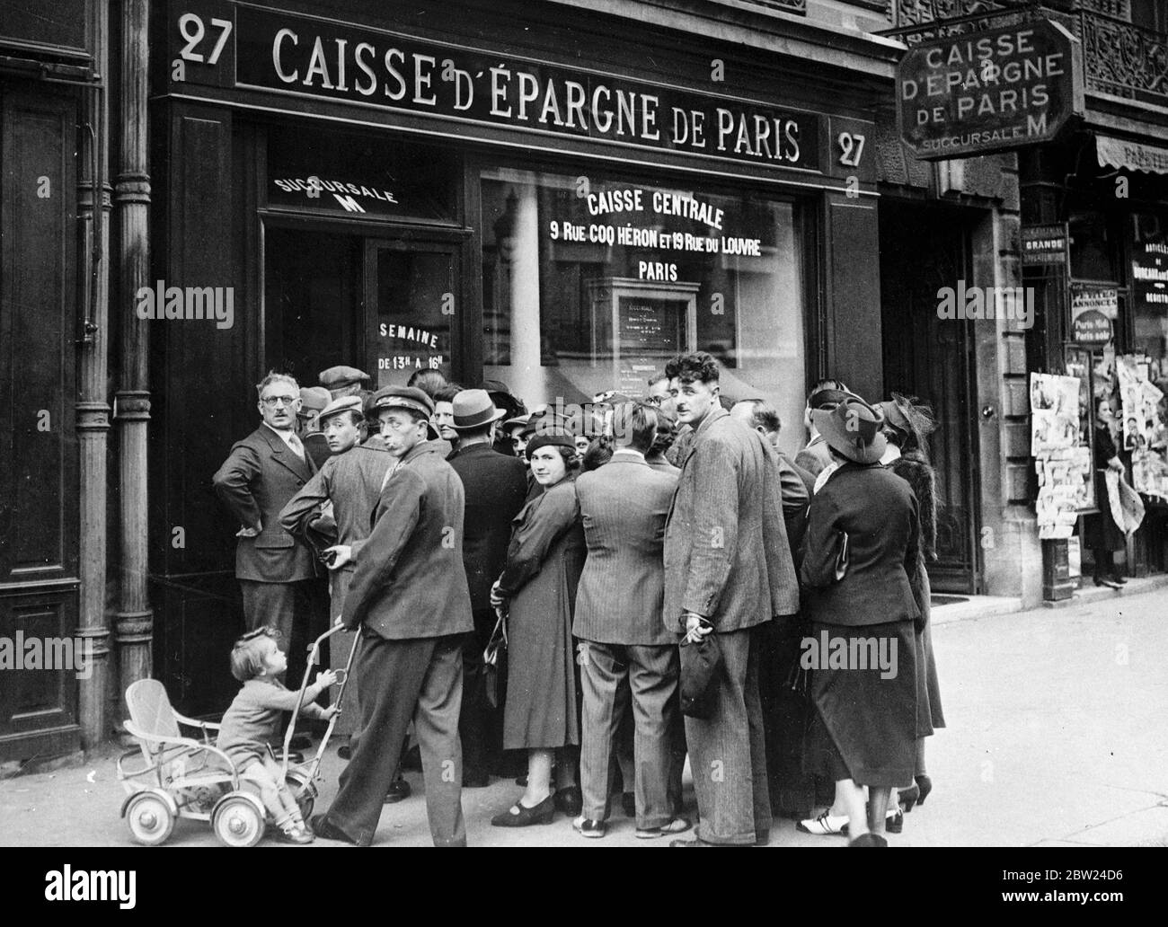 Les Parisiens retirent de l'argent de leur banque en raison de leur peur de la guerre. Effrayés par la menace de guerre et ne respectant pas tous les appels à rester calme, les partisans ont surpeuplé les banques et les bureaux de poste pour retirer leurs petites économies. Photos montre, les déposants attendent à l'extérieur d'une banque postale à Paris pour retirer leur épargne. 26 septembre 1938 Banque D'Images