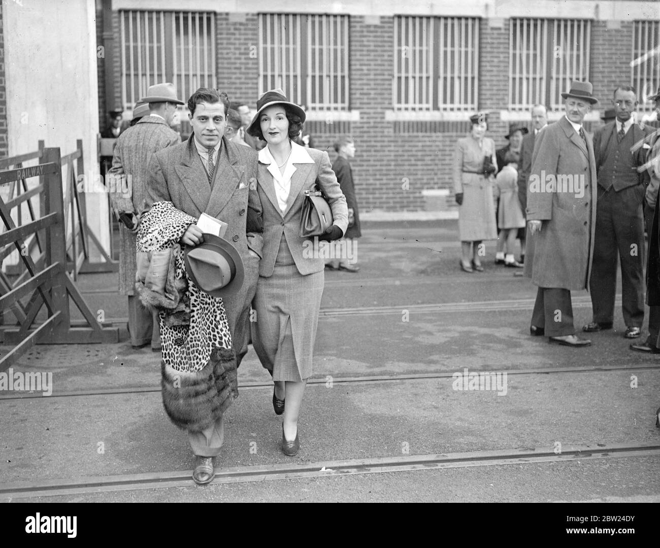 Le film 'gangster' rencontre sa mariée à Southampton. Jack la Rus, le film et acteur américain, célèbre groupe de gangsters, est allé à Southampton pour rencontrer sa mariée à être, Constance Dighton Simpson, quand elle est arrivée sur la Normandie d'Amérique. 19 septembre 1938 Banque D'Images