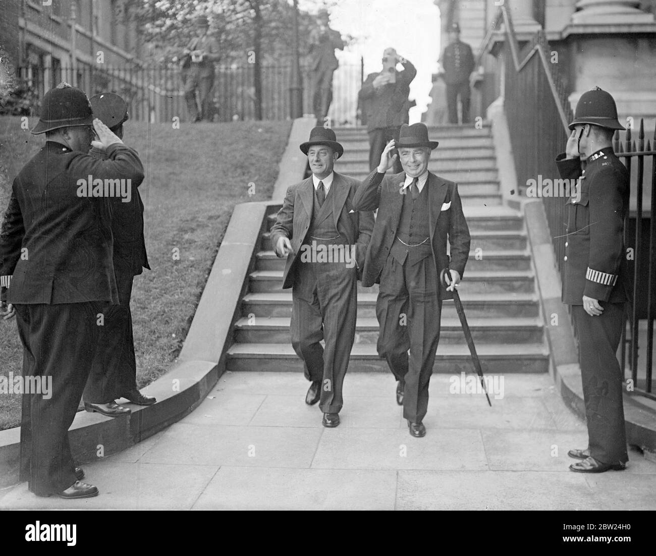 M. Leslie Hore-Belisha, ministre britannique de la guerre, et le docteur Lesley Burgin, ministre des Transports, qui rendit hommage à deux policiers alors qu'ils quittèrent le 10 Downing Street après la réunion du Cabinet du matin. 12 septembre 1938 Banque D'Images