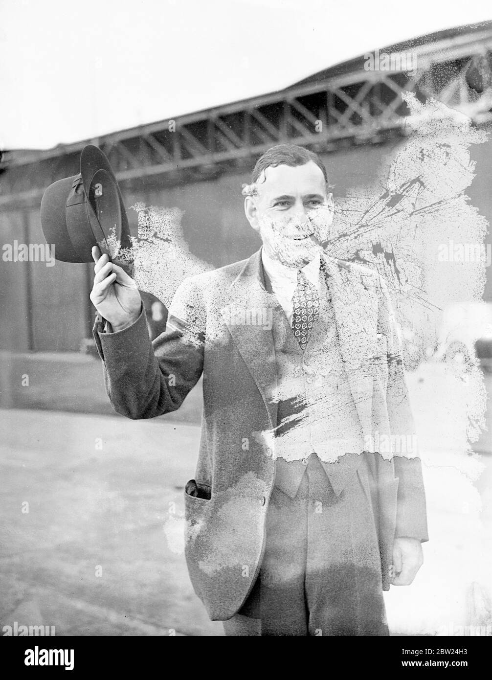 Sous-secrétaire d'air, départ en tournée des unités de RAF outre-mer. Le Capt H Balfour, sous-secrétaire d'État à l'Air, a quitté l'aérodrome de Hendon pour visiter les unités de la Royal Air Force en Égypte, au Soudan, au Kenya, en Palestine, en Transjordan, en Iraq et à Malte. Il est accompagné du Capt W A Coryton, directeur adjoint des opérations outre-mer, de M. F R Howard du ministère de l’Air, et du capitaine EC Cobb, député, secrétaire parlementaire privé. La première escale de la fête a été Rome. Expositions de photos, le capitaine Balfour se fait au revoir à Hendon. 5 septembre 1938 Banque D'Images Sous-secrétaire d'air, départ en tournée des unités de RAF outre-mer. Le Capt H Balfour, sous-secrétaire d'État à l'Air, a quitté l'aérodrome de Hendon pour visiter les unités de la Royal Air Force en Égypte, au Soudan, au Kenya, en Palestine, en Transjordan, en Iraq et à Malte. Il est accompagné du Capt W A Coryton, directeur adjoint des opérations outre-mer, de M. F R Howard du ministère de l’Air, et du capitaine EC Cobb, député, secrétaire parlementaire privé. La première escale de la fête a été Rome. Expositions de photos, le capitaine Balfour se fait au revoir à Hendon. 5 septembre 1938 Banque D'Images