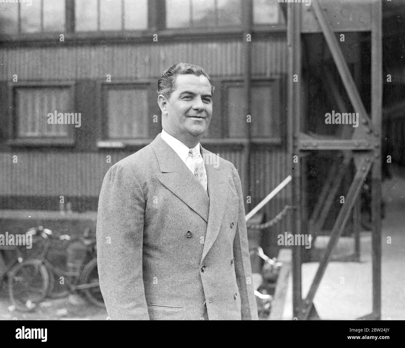 Le « salon de coiffure » des Amériques arrive en Angleterre. Ken Christy, le « coiffeur de salon » américain est arrivé à Southampton sur la « reine Marie ». Il a été catapulté à la gloire et à la fortune de l'obscurité d'un hameau de montagne en Pennsylvanie, quand il a montré qu'il pouvait mettre une vague de vie dans un cheveu droit avec seulement un peigne, de l'eau et une paire de ciseaux. Tout en soulagatrice la Grande-Bretagne, Christy démontrera sa célèbre vague aux coiffeurs britanniques, et à quelques uns il enseignera sa méthode révolutionnaire. 29 août 1938 Banque D'Images