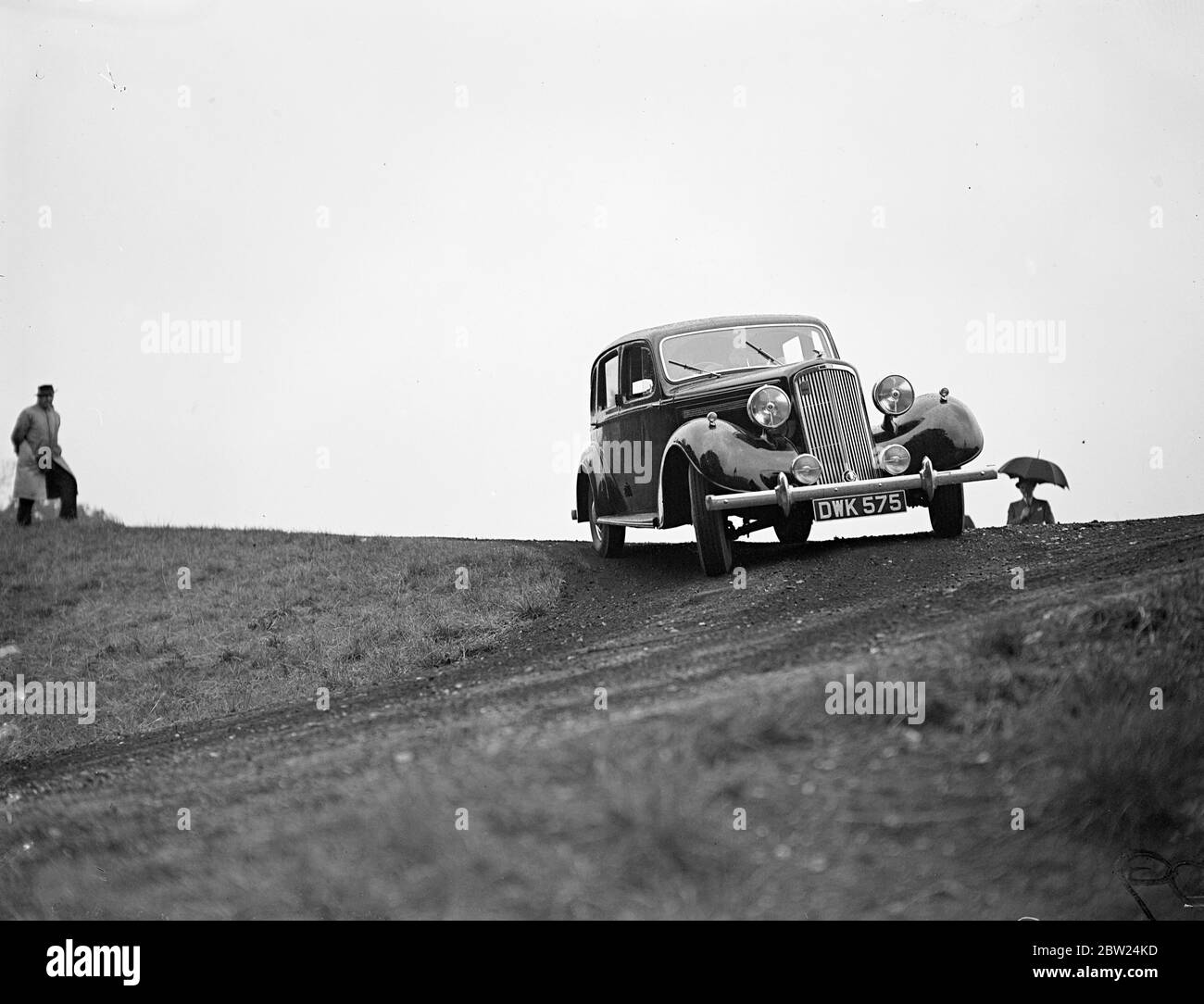 Nouvelle « voiture pour le monde » présentée sur le circuit Crystal Palace. La nouvelle Humber Super Snipe, une voiture spécialement conçue pour répondre aux conditions de conduite dans le monde entier, a été présentée à un rassemblement d'experts sur le circuit de course de Crystal Palace. La voiture est dite pour combler un vide dans les constructeurs automobiles britanniques parce qu'elle est également adaptée aux conducteurs au pays ou à l'étranger. Des spectacles photo, des spectateurs regardant le nouveau Humber Super Snipe monter un sur quatre en haut du train. En partant d'un point de départ en haut. 8 septembre 1938 Banque D'Images