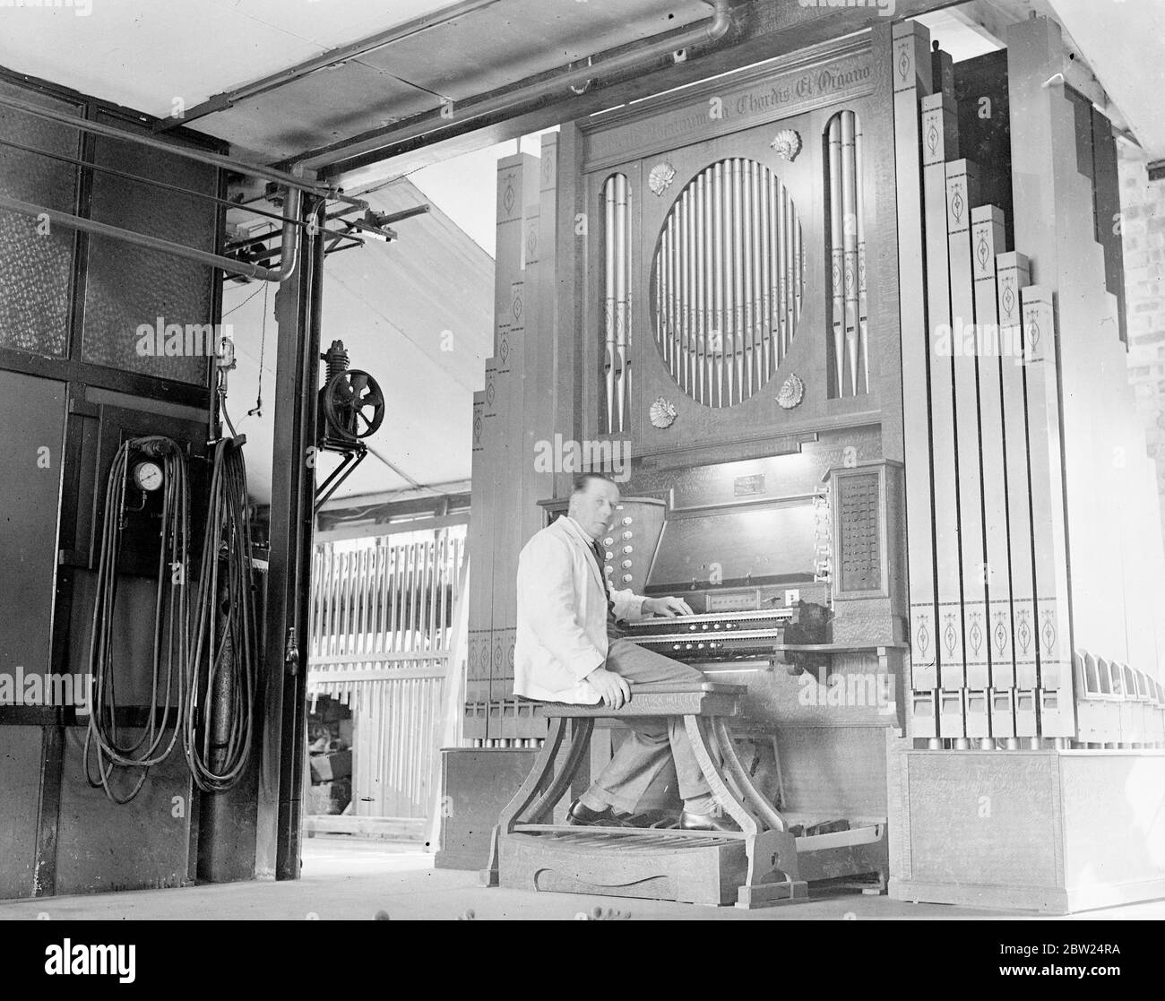 L'ingénieur automobile construit un orgue avec 550 tuyaux dans son garage. Sans aucune formation, M. HT Adams, un ingénieur automobile de Ham Surrey, a construit un orgue dans son garage comme une occupation de temps libre. L'orgue, qui est de 12 pieds de haut, a environ 550 tuyaux, et à l'exception de la console a été construit sans plans. 5 septembre 1938 Banque D'Images