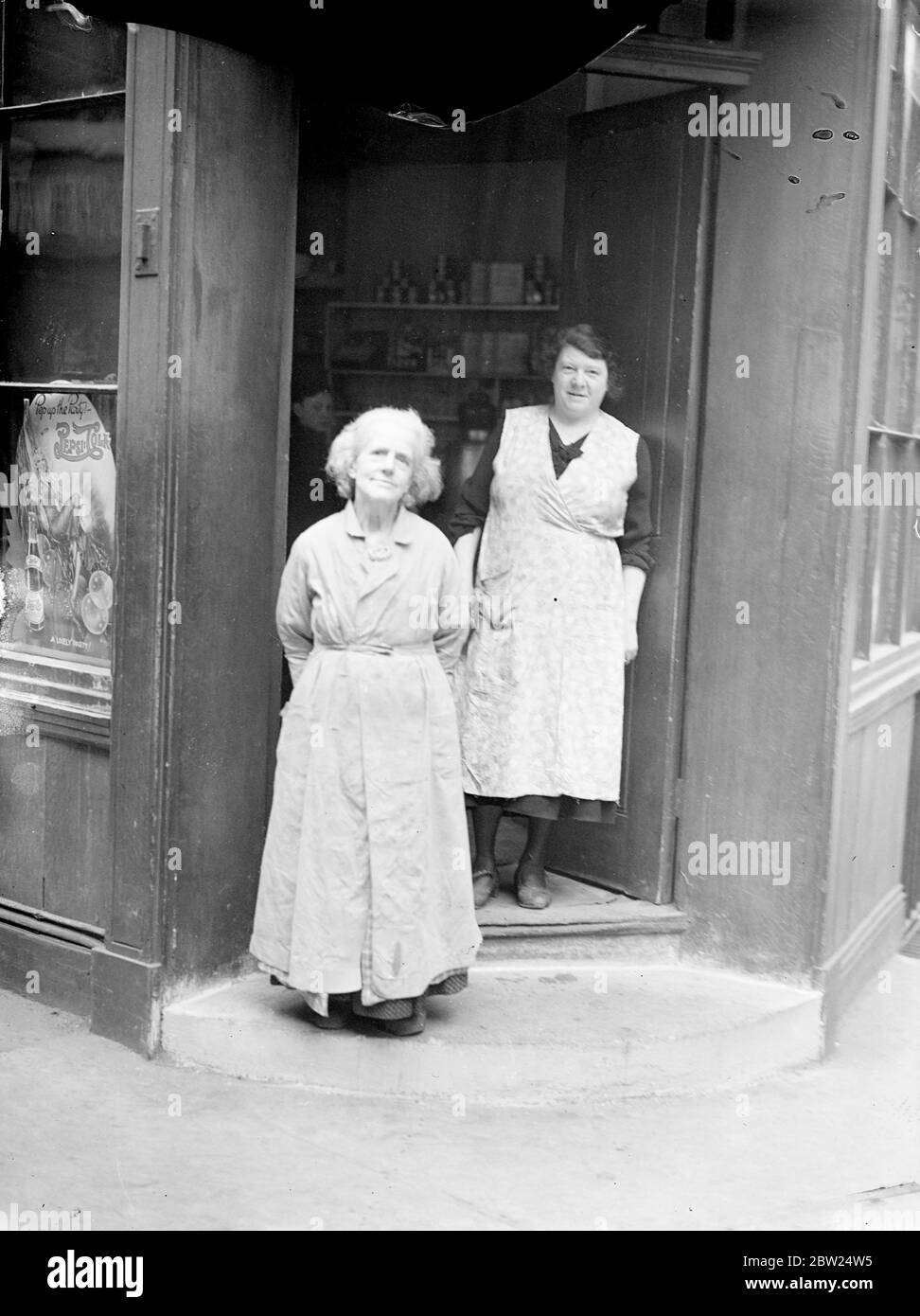 Locataire le plus âgé, âgé de 79 ans, ayant reçu un avis de quitter la ville 'village'. Les locataires d'un bloc de maisons de Great New Street, derrière Fleet Street, ont été mis en garde de quitter le bâtiment d'ici la fin du mois prochain, et quand ils vont, l'un des quelques villages anciens restants de la City de Londres disparaîtra. Certaines maisons, bizarement Dickensian, sont dans la même famille depuis plus de 100 ans. Probablement la plus ancienne locataire dans la région est Mlle Maria Jane Lizzie Kersey, âgée de 79 ans, propriétaire d'un petit magasin, qui est dans la rue depuis environ 1820. Mme Karsey est née là et n'a jamais quitté la place, elle Banque D'Images
