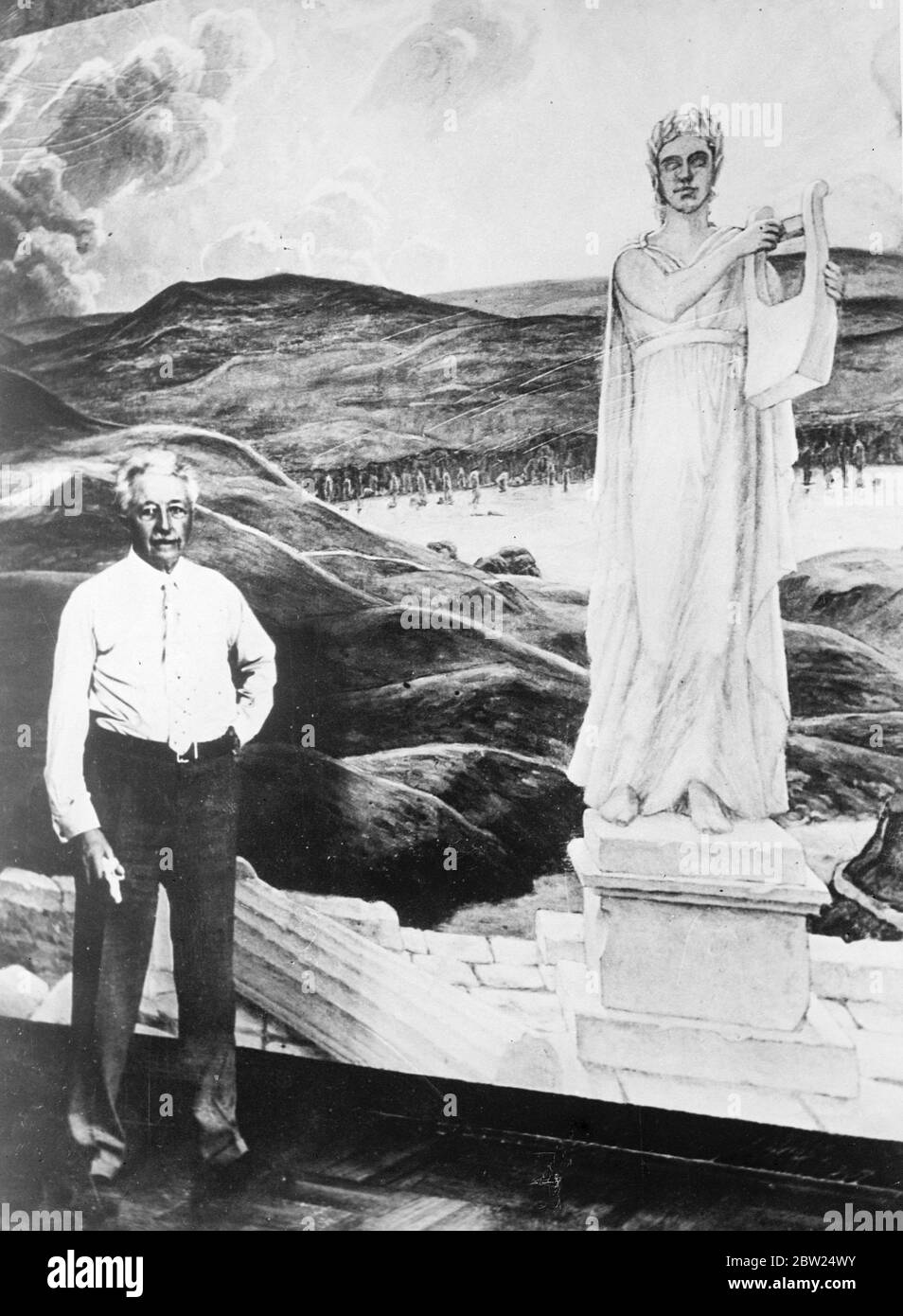 Le « Prince peintre » termine un grand travail pour la Gothenberg concert House. Le prince Eugen de Suède, si talentueux et artiste qu'il est devenu le « prince peintre », vient de terminer un travail important intitulé « Terre des souvenirs » pour la salle de concert de Göteborg. Expositions de photos, le prince Eugen avec son immense tableau 'terre des souvenirs'. Banque D'Images