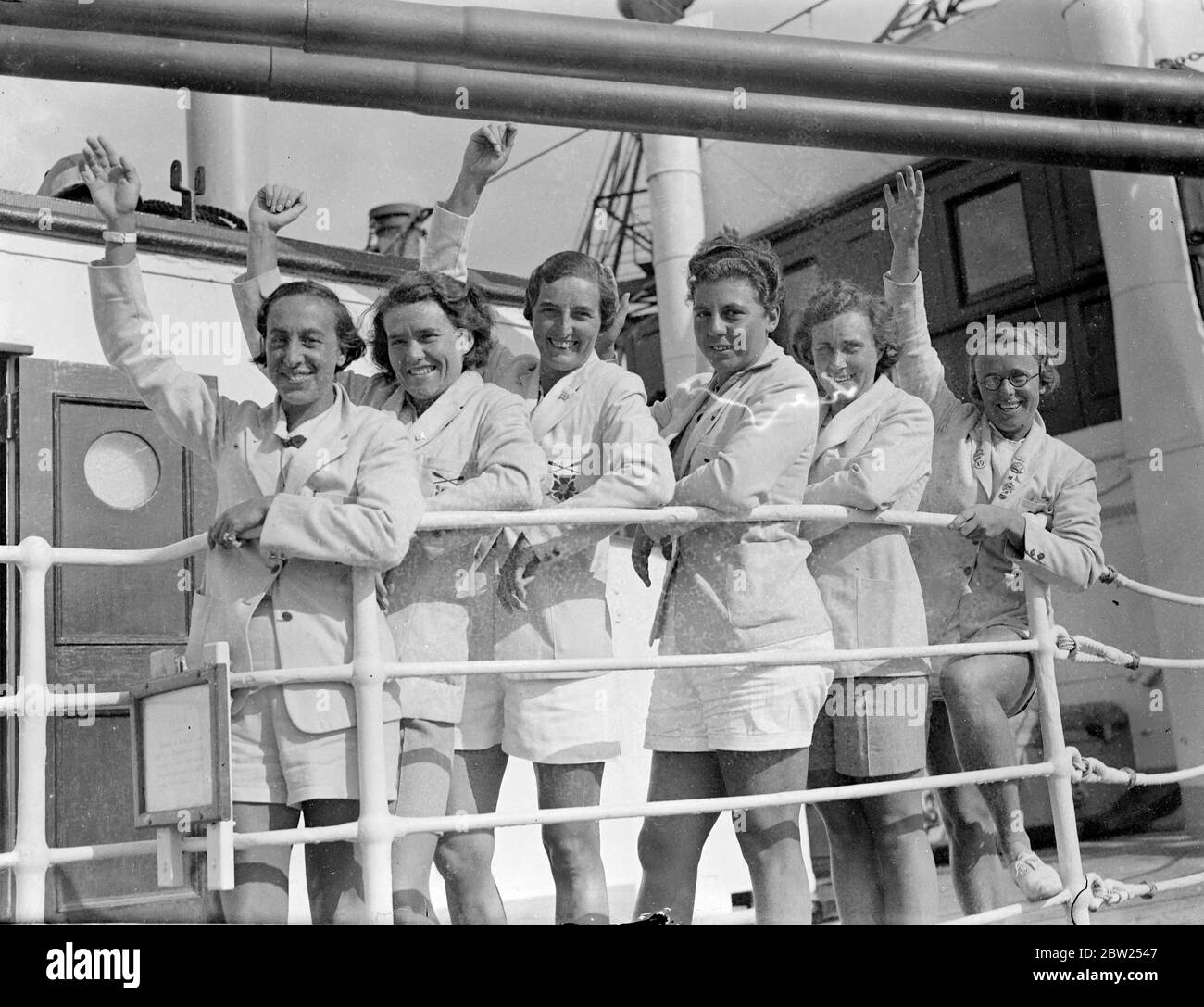 Les filles rames rentrent après une visite non battue de l'Australie. L'équipe de filles d'aviron anglaises est arrivée à Southampton sur le paquebot 'Ormonde' après leur tournée en Australie, au cours de laquelle elles n'ont pas été battues. La photo montre les filles avireuses à l'arrivée à Southampton, de gauche à droite Miss B L Innes, Miss E M Gait, Miss E M Mathewson, Miss A V K Cyriax et Miss P M Taylor. 30 juin 1938 Banque D'Images