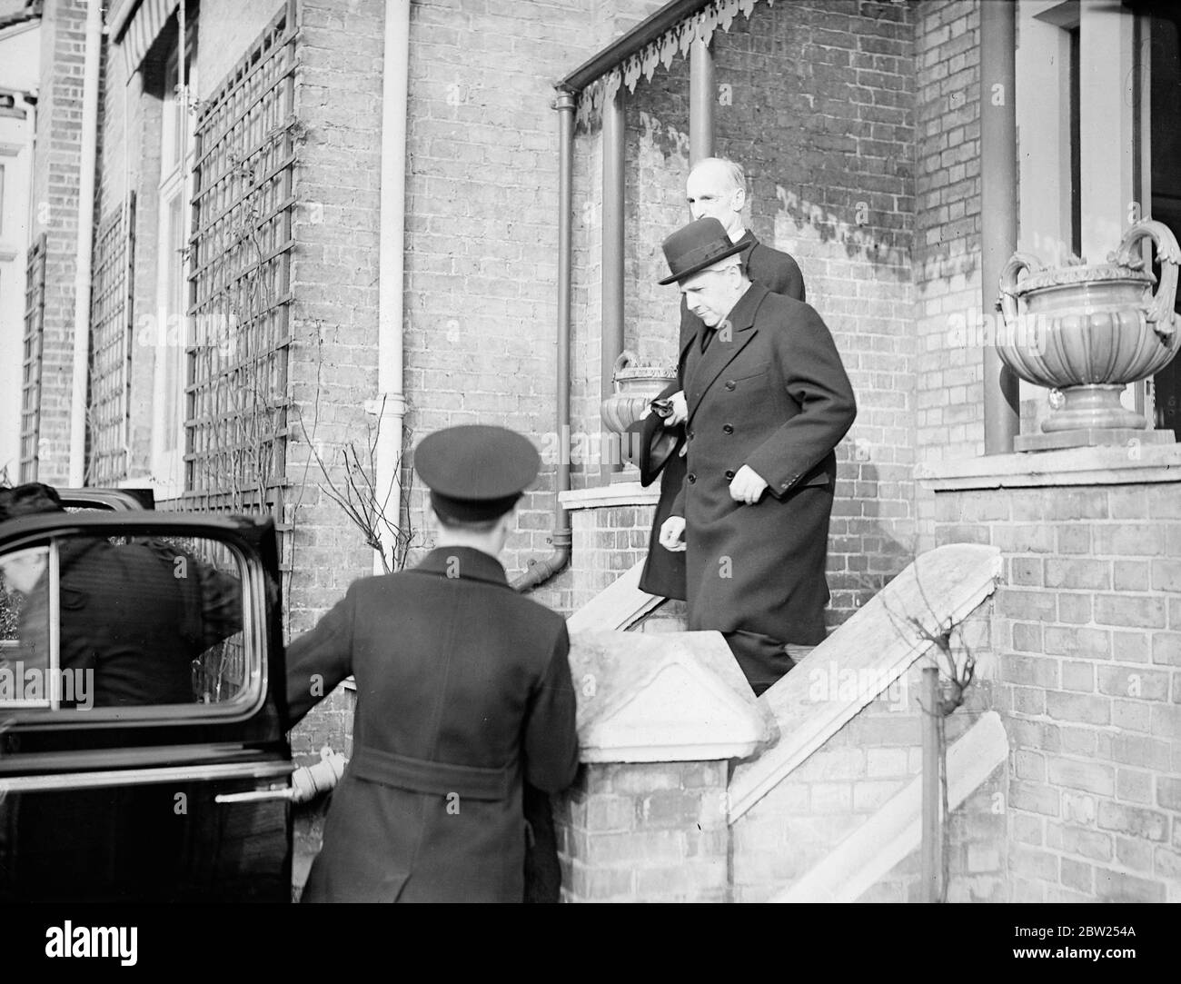 M Bellenger va au tribunal de police pour raconter son histoire de vol de 13,000 £. Maintenant suffisamment récupéré de ses blessures, M Etienne Bellenger, le joaillier de Bond Street, s'est rendu au tribunal de police de Westminster pour raconter son histoire des bijoux de 13,000 £ à l'hôtel Hyde Park le 20 décembre. M Bellenger, un représentant de Cariter's est allé à l'hôtel avec des anneaux de diamant en réponse à un appel téléphonique est alors déclaré avoir été attaqué dans une suite de chambres. Pour les jeunes Mayfair, les hommes sont à quai. Ce devrait être le dernier jour de la procédure devant le tribunal de police. Photos, M Etienne Bellenger , en partant de hi Banque D'Images