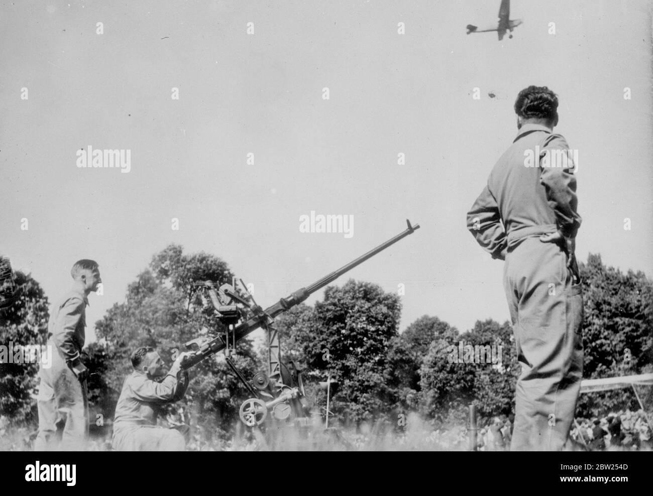 Défense anti-aérienne dans les compétitions de l'armée suisse. L'efficacité de l'armée suisse a été testée lors des compétitions militaires, y compris la défense anti-aérienne, à Schaffhausen, en Suisse. Récemment, la Suisse a accordé beaucoup plus d'attention qu'auparavant aux questions de défense et a décidé d'être en mesure de défendre son territoire contre une éventuelle invasion. Expositions de photos, des tireurs suisses anti-avions en action aux compétitions de Schaffhausen. 8 juillet 1938 Banque D'Images