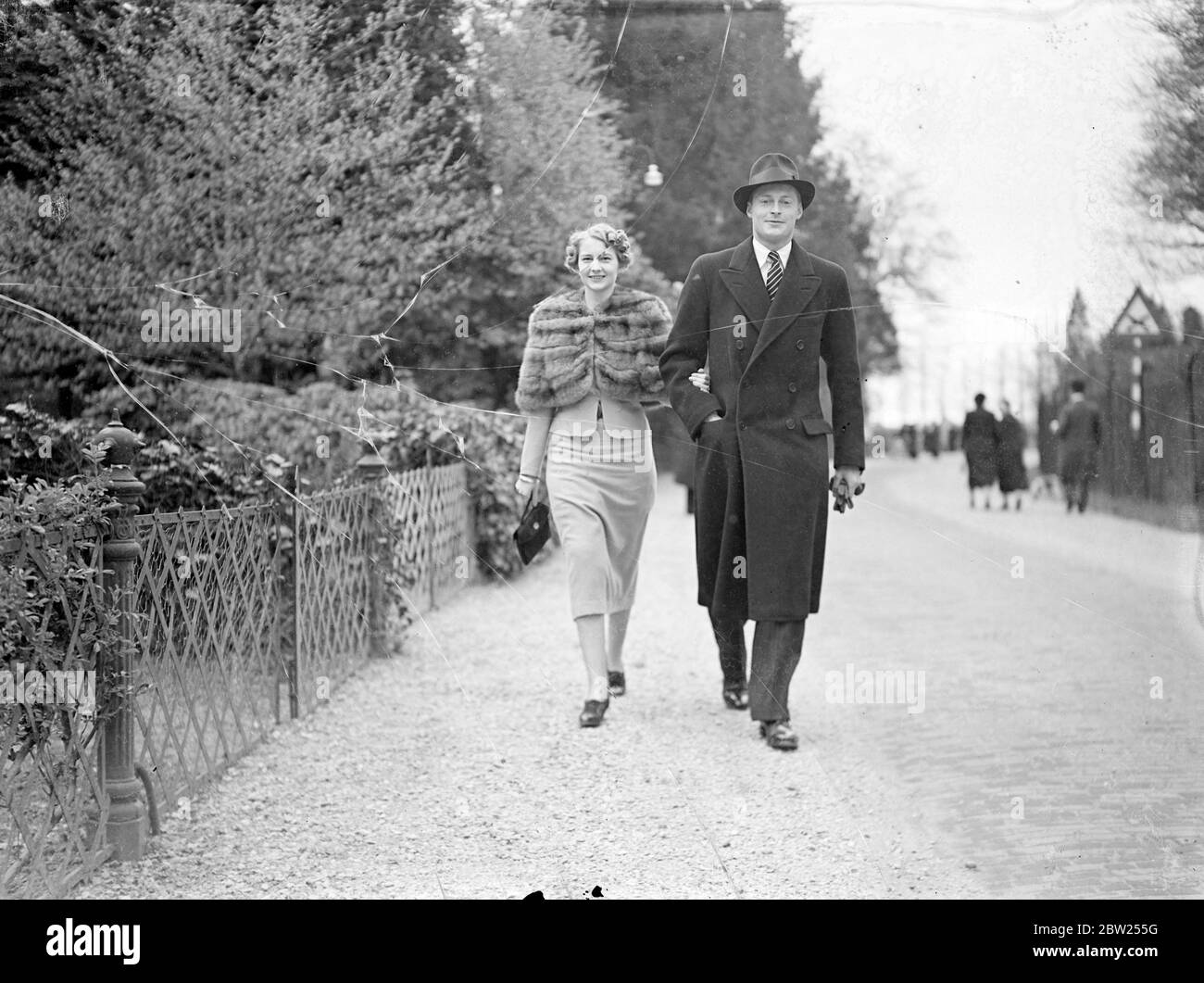 Petit-fils de l'ancien Kaiser et de la grande duchesse russe se sont mariés pour la troisième fois à Doorn. La troisième cérémonie de mariage du prince Louis Ferdinand, deuxième fils de l'ancien prince héritier d'Allemagne et petit-fils de l'ancien Kaiser, et du grand duchesse Kyra, fille du Grand-duc Cyril de Russie, a eu lieu à Doorn House, Hollande, résidence de l'ancien Kaiser. Les deux cérémonies de mariage précédentes, l'église civile et l'église orthodoxe, ont eu lieu à Potsdam. La troisième cérémonie, conformément au rite protestant allemand, a été de gratifier le désir de l'ex-Kaiser de voir son petit-fils se marier. L'ancien empereur, toujours une mar Banque D'Images