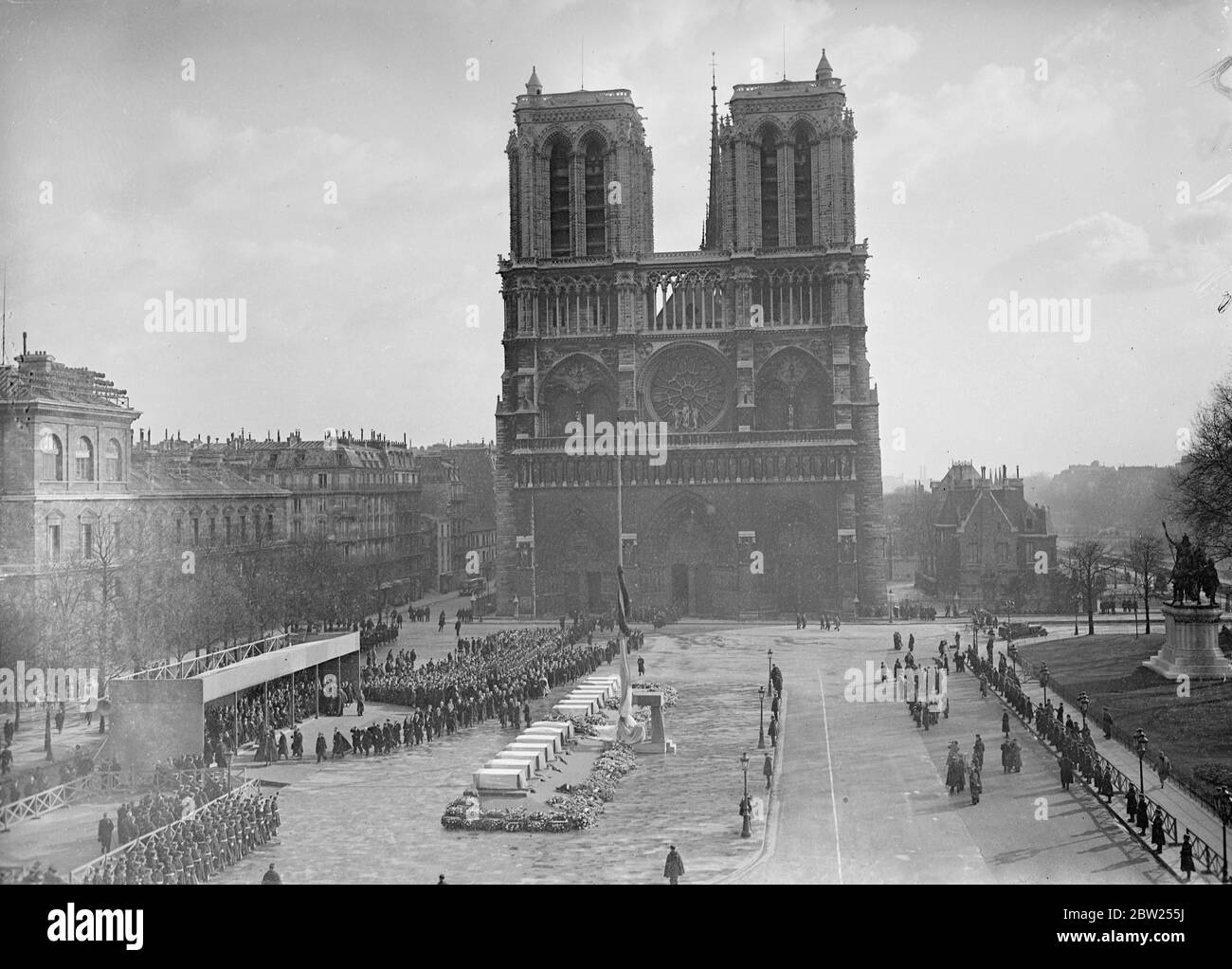 Funérailles de notre Dame pour les victimes de l'explosion de laboratoire à Paris. Un enterrement public à la cathédrale notre-Dame a été acordé à Paris aux 14 victimes de l'explosion au laboratoire municipal de Villejuif , lorsque 6000 grenades. Saisi par la police des arsenaux cachés des Cagoulards ( Hooded Men) a explosé. 29 janvier 1938 Banque D'Images