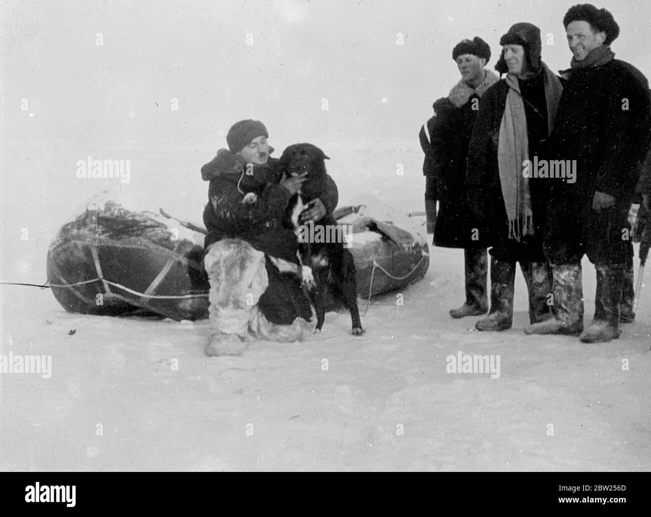 Tout d'abord, une photo exclusive du sauvetage de l'expédition du pôle Nord de leur floe de glace. Ces photos, qui venait d'arriver à Londres, les premières (et exclusives) photos du sauvetage des quatre scientifiques russes et de leur chien, Jolly, de la petite banquise après avoir dérivé pendant neuf mois du pôle Nord vers la côte du Groenland. Les scientifiques Ivan Papanin (chef), Ernest Krenkel (opérateur radio), Pyotr Shirshov (biologiste marin), Eugene Federov (astronome), ont été pris du camp de glace par les brise-glaces soviétiques 'Taimir' et 'Murman', alors que la glace s'effrite Banque D'Images Tout d'abord, une photo exclusive du sauvetage de l'expédition du pôle Nord de leur floe de glace. Ces photos, qui venait d'arriver à Londres, les premières (et exclusives) photos du sauvetage des quatre scientifiques russes et de leur chien, Jolly, de la petite banquise après avoir dérivé pendant neuf mois du pôle Nord vers la côte du Groenland. Les scientifiques Ivan Papanin (chef), Ernest Krenkel (opérateur radio), Pyotr Shirshov (biologiste marin), Eugene Federov (astronome), ont été pris du camp de glace par les brise-glaces soviétiques 'Taimir' et 'Murman', alors que la glace s'effrite Banque D'Images