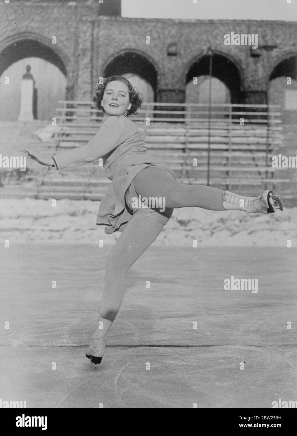 Il veut la couronne de Cecilia, fille suédoise de 16 ans. Gunnel Ericsson, la championne suédoise de patinage artistique de 16 ans, effectuant des évolutions apparemment sans effort sur la glace au stade de Stockholm pendant l'entraînement aux championnats du monde qui auront lieu au stade ce week-end. Gunnel espère se faire le titre mondial de Cecilia Colledge. 4 février 1938 Banque D'Images