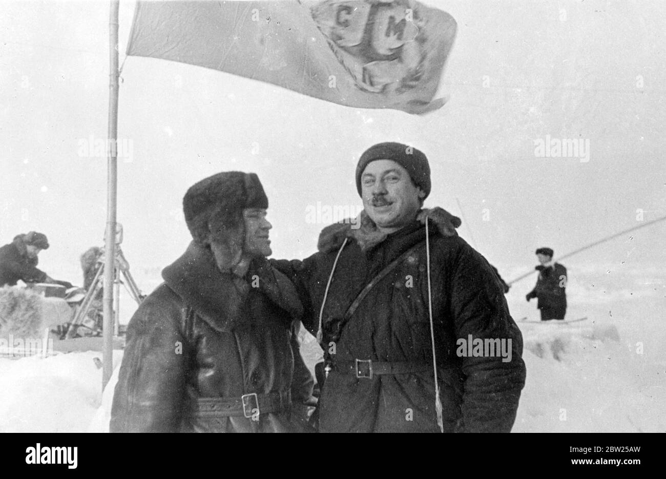 Tout d'abord, une photo exclusive du sauvetage de l'expédition du pôle Nord de leur floe de glace. Ces photos, qui venait d'arriver à Londres, les premières (et exclusives) photos du sauvetage des quatre scientifiques russes et de leur chien, Jolly, de la petite banquise après avoir dérivé pendant neuf mois du pôle Nord vers la côte du Groenland. Les scientifiques Ivan Papanin (chef), Ernest Krenkel (opérateur radio), Pyotr Shirshov (biologiste marin), Eugene Federov (astronome), ont été pris du camp de glace par les brise-glaces soviétiques 'Taimir' et 'Murman', alors que la glace s'effrite Banque D'Images Tout d'abord, une photo exclusive du sauvetage de l'expédition du pôle Nord de leur floe de glace. Ces photos, qui venait d'arriver à Londres, les premières (et exclusives) photos du sauvetage des quatre scientifiques russes et de leur chien, Jolly, de la petite banquise après avoir dérivé pendant neuf mois du pôle Nord vers la côte du Groenland. Les scientifiques Ivan Papanin (chef), Ernest Krenkel (opérateur radio), Pyotr Shirshov (biologiste marin), Eugene Federov (astronome), ont été pris du camp de glace par les brise-glaces soviétiques 'Taimir' et 'Murman', alors que la glace s'effrite Banque D'Images