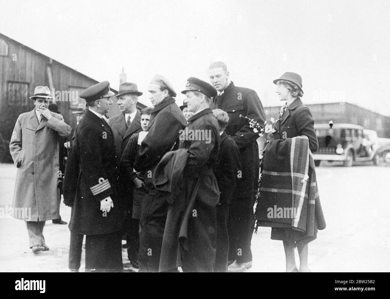 Dean vole à la recherche de nouvelles terres dans la mer du pôle Nord. Comme les aventures de l'ancien, mais en utilisant un avion au lieu d'un voilier, le Dr Lauge Koch a quitté Copenhague pour chercher de nouveaux terrains. Le Dr Koch fait son exploration en mer du Nord. Photos, Dr Lauge Koch , parlant avec le commandant Grandjean (à gauche) avant le début du vol. Contexte (homme haut) est le pilote allemand et la femme de Lauge Koch. 2 mai 1938 Banque D'Images Dean vole à la recherche de nouvelles terres dans la mer du pôle Nord. Comme les aventures de l'ancien, mais en utilisant un avion au lieu d'un voilier, le Dr Lauge Koch a quitté Copenhague pour chercher de nouveaux terrains. Le Dr Koch fait son exploration en mer du Nord. Photos, Dr Lauge Koch , parlant avec le commandant Grandjean (à gauche) avant le début du vol. Contexte (homme haut) est le pilote allemand et la femme de Lauge Koch. 2 mai 1938 Banque D'Images