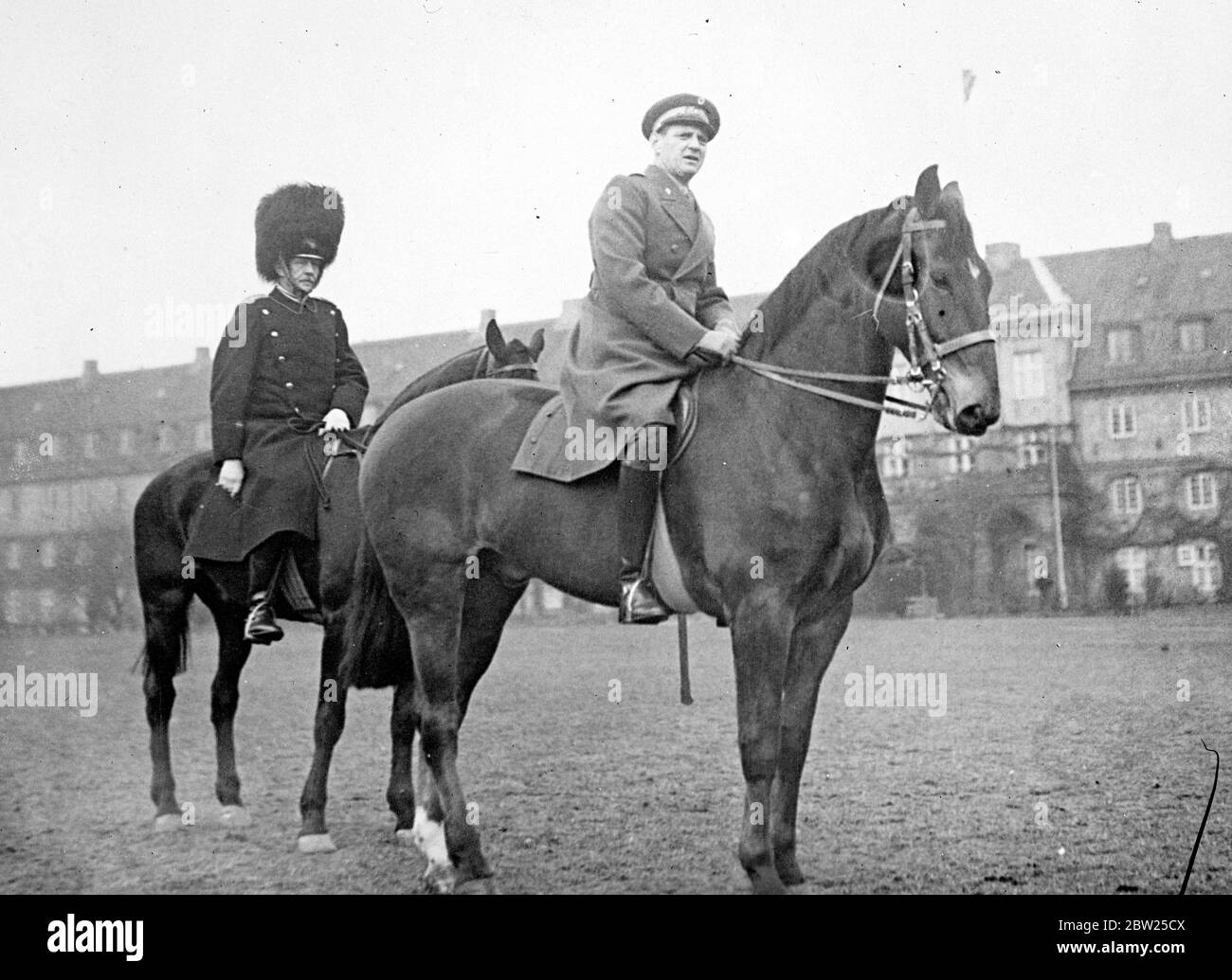 Le Prince héritier Frederik inspecte les gardes royaux danois. Les gardes royaux danois ont été examinés par le prince héritier Frederik (à droite) du Danemark avant le château de Rosenborg à Copenhague. 11 mars 1938 Banque D'Images