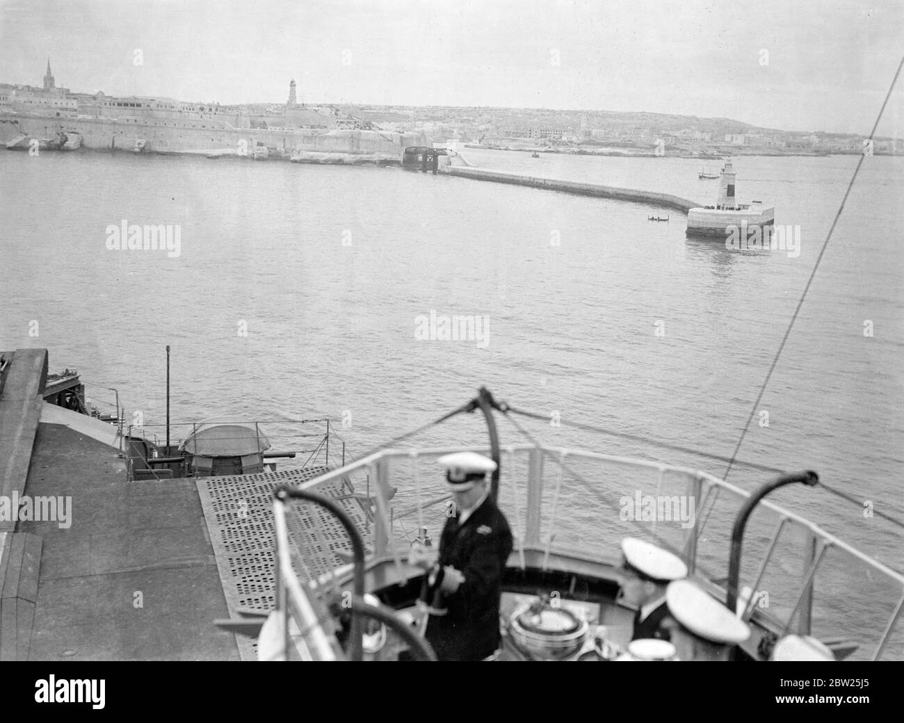 Marine britannique pour la protection de l'est méditerranéen, les Français vont observer l'Ouest. Pour éviter toute action surprise des puissances de l'axe, une nouvelle répartition des flottes de combat britanniques et françaises se déroule en Méditerranée. La flotte méditerranéenne britannique, avec ses bases à Malte et Alexandrie, est pour la protection de la Méditerranée orientale, et la flotte française doit surveiller la Méditerranée occidentale. Les navires de guerre français sont déjà massés à Gibraltar. Expositions de photos, vue sur le port multiple, la grande base navale de Grande-Bretagne dans l'est de la Méditerranée. 18 avril 1939 Banque D'Images