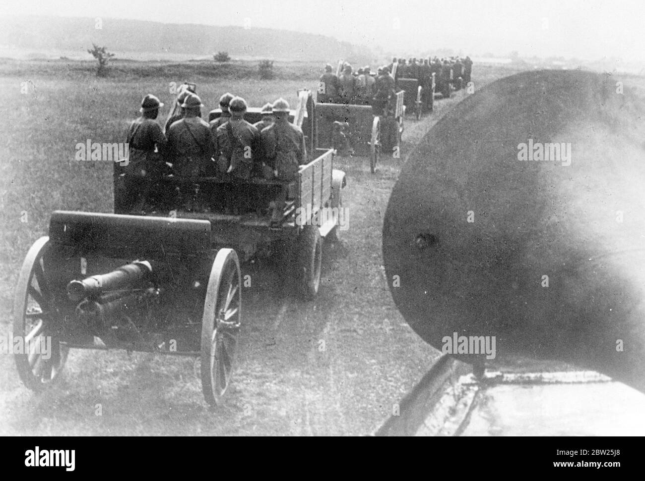 Grande bataille soviétique et japonaise encore en cours, Moscou prétend reprendre la colline stratégique. Une bataille entre les troupes soviétiques et japonaises qui pourrait avoir les conséquences les plus graves serait encore en cours sur la colline stratégique de Changkufeng, à la frontière entre l'Union soviétique et Manchukuo. Un communiqué officiel publié à Moscou annonce que les troupes soviétiques ont lancé une contre-attaque et ont réussi à reprendre la colline, dont les Japonais les avaient conduits dimanche. Il est dit que les Japonais ont été éjectés du territoire soviétique avec 400 victimes et la perte de 5 canons, Soviet Casualt Banque D'Images