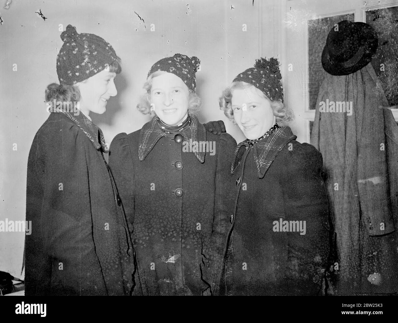 Triplés de filles séparés dans la fonction publique. Joan, Helen et Doreen Weller, triplés de 16 ans de Shirley, Surrey, qui sont allés à l'école ensemble, ont siégé à l'examen de la fonction publique en même temps, passé et est entré au Service ensemble, maintenant séparé, par la fonction publique. Joan et Helen travaillent au ministère de l'air et Doreen à l'Amirauté. Les filles, filles d'un responsable des revenus intérieurs, à tel point que même leur mère a parfois du mal à les distinguer. Photos, les triplés de fille au ministère de l'air. De gauche à droite, Helen, Joan et Doreen Weller. 1er mars 1938 Banque D'Images