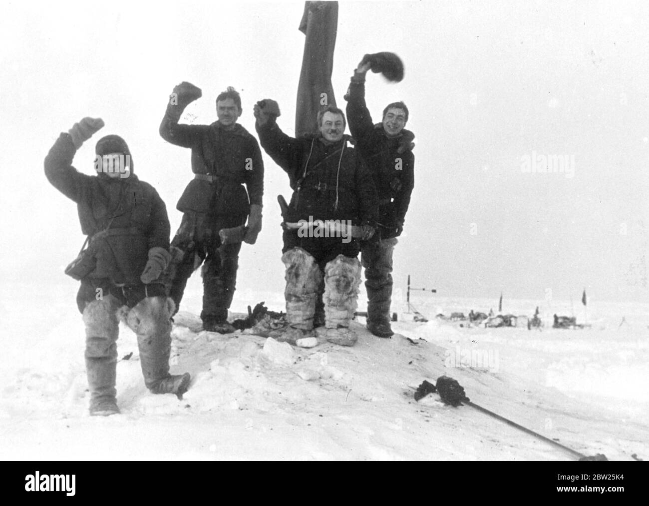 Tout d'abord, une photo exclusive du sauvetage de l'expédition du pôle Nord de leur floe de glace. Ces photos, qui venait d'arriver à Londres, les premières (et exclusives) photos du sauvetage des quatre scientifiques russes et de leur chien, Jolly, de la petite banquise après avoir dérivé pendant neuf mois du pôle Nord vers la côte du Groenland. Les scientifiques Ivan Papanin (chef), Ernest Krenkel (opérateur radio), Pyotr Shirshov (biologiste marin), Eugene Federov (astronome), ont été pris du camp de glace par les brise-glaces soviétiques 'Taimir' et 'Murman', alors que la glace s'effrite Banque D'Images Tout d'abord, une photo exclusive du sauvetage de l'expédition du pôle Nord de leur floe de glace. Ces photos, qui venait d'arriver à Londres, les premières (et exclusives) photos du sauvetage des quatre scientifiques russes et de leur chien, Jolly, de la petite banquise après avoir dérivé pendant neuf mois du pôle Nord vers la côte du Groenland. Les scientifiques Ivan Papanin (chef), Ernest Krenkel (opérateur radio), Pyotr Shirshov (biologiste marin), Eugene Federov (astronome), ont été pris du camp de glace par les brise-glaces soviétiques 'Taimir' et 'Murman', alors que la glace s'effrite Banque D'Images