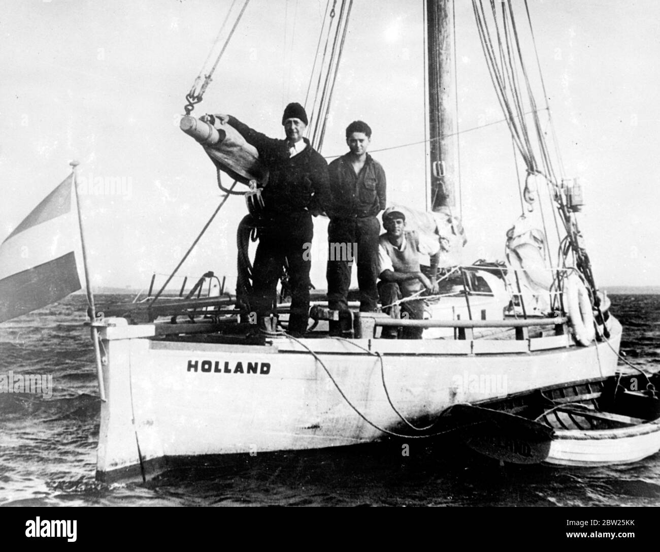 Légende originale: Plan de traversée de l'océan dans un bateau de 38 pieds. J G Kuijt, Dutchman de 59 ans qui prévoit de partir ici le 27 juillet dans son voilier de 38 pieds, la Hollande, sur un passage de l'Atlantique à sa maison des pays-Bas, est photographié ici le 25 juillet, avec Dirk Hofman, (au centre) est compagnon depuis août dernier, quand il a quitté Zaanlijk, aux pays-Bas, Lors d'une croisière sur les rives des quatre continents et ils traversée de l'Atlantique Sud, et leur serviteur, Eugene Heinze, un natif de Paramaribo, en Amérique du Sud, qui a rejoint les voyages à cet endroit. Les trois sont convaincus qu'ils n'auront aucun problème Banque D'Images