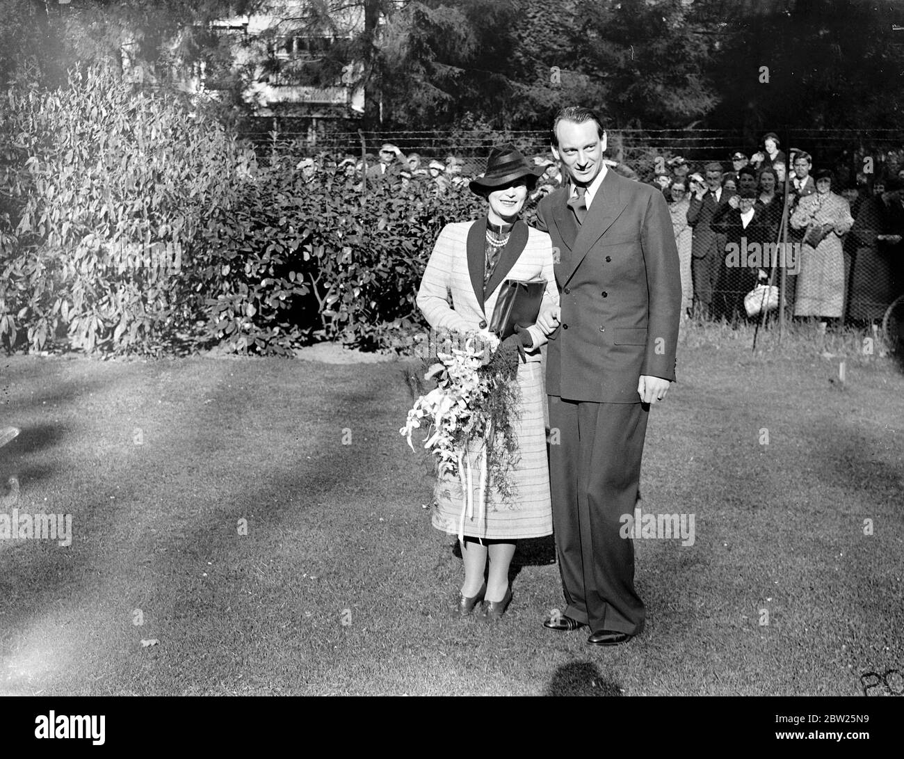 Le petit-fils et la mariée de l'ex-Kaiser partent en lune de miel. Cadeau de grand-père pour la tournée mondiale. Le prince Louis Ferdinand, deuxième fils de l'ancien prince héritier et petit-fils de l'ancien Kaiser, quitte la maison de Doorn, Hollande, avec sa mariée, l'ancien Grand duchesse, Kyra de Russie, pour la lune de miel. Le couple a été marié à la maison de Doorn, résidence de l'ex-Kaiser et sont maintenant pour faire une tournée mondiale comme le cadeau de mariage de l'ex-Kaiser. Expositions de photos, le prince Louis Ferdinand et sa mariée avec le prince August Wilhelm, leur oncle, alors qu'ils quittèrent la Maison de Doorn pour leur lune de miel. 5 mai 1938 Banque D'Images