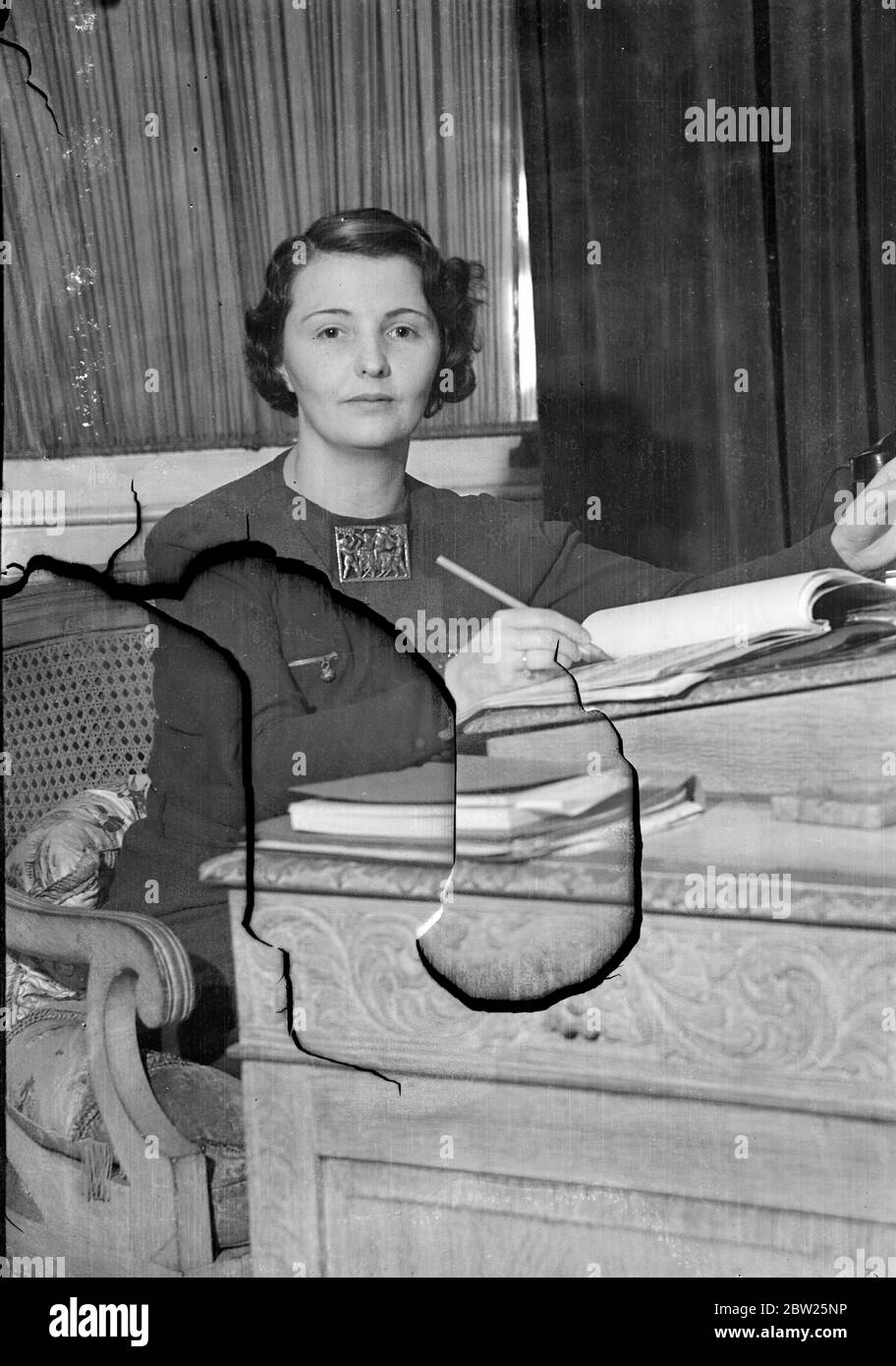 « lumière de tête » de la scène avant qu'elle n'ait 30 ans. Femme contrôle pour les théâtres. Pas encore 30, mais avec 15 ans d'expérience de la scène, Mlle Ena Lovell est directrice de sa propre société de production théâtrale qu'elle dirige de Londres. Il y a quelques années seulement, en tant que directrice générale d'une impressionnante bien connue, elle a organisé plus de 150 spectacles dans les provinces et une demi-douzaine dans le West End de Londres. Mlle Lovell contrôle trois théâtres de son choix et est sur le point de reprendre la location d'un théâtre à Londres. En outre, elle supervise personnellement ses propres productions. À une période de sa carrière, Mlle Lo Banque D'Images