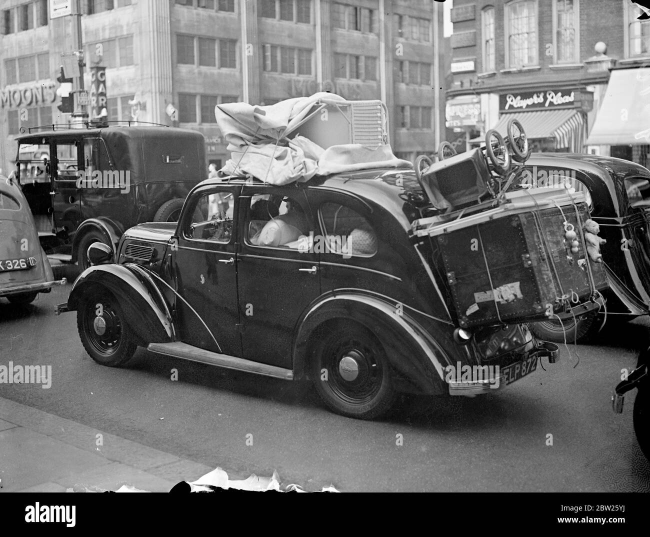 Ils ont laissé la maison derrière eux!. Une voiture avec un grand chargement Bank Holiday vu à Londres. 30 juillet 1938 Banque D'Images